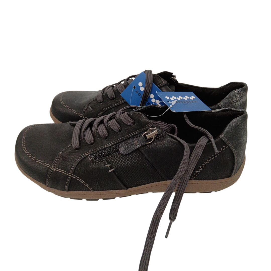 Chaussures noires Softrelax - Taille 39 Très bon état - 18,00 € Chaussures noires Softrelax - Taille 39 Très bon état reconditionné disponible sur Label Emmaüs