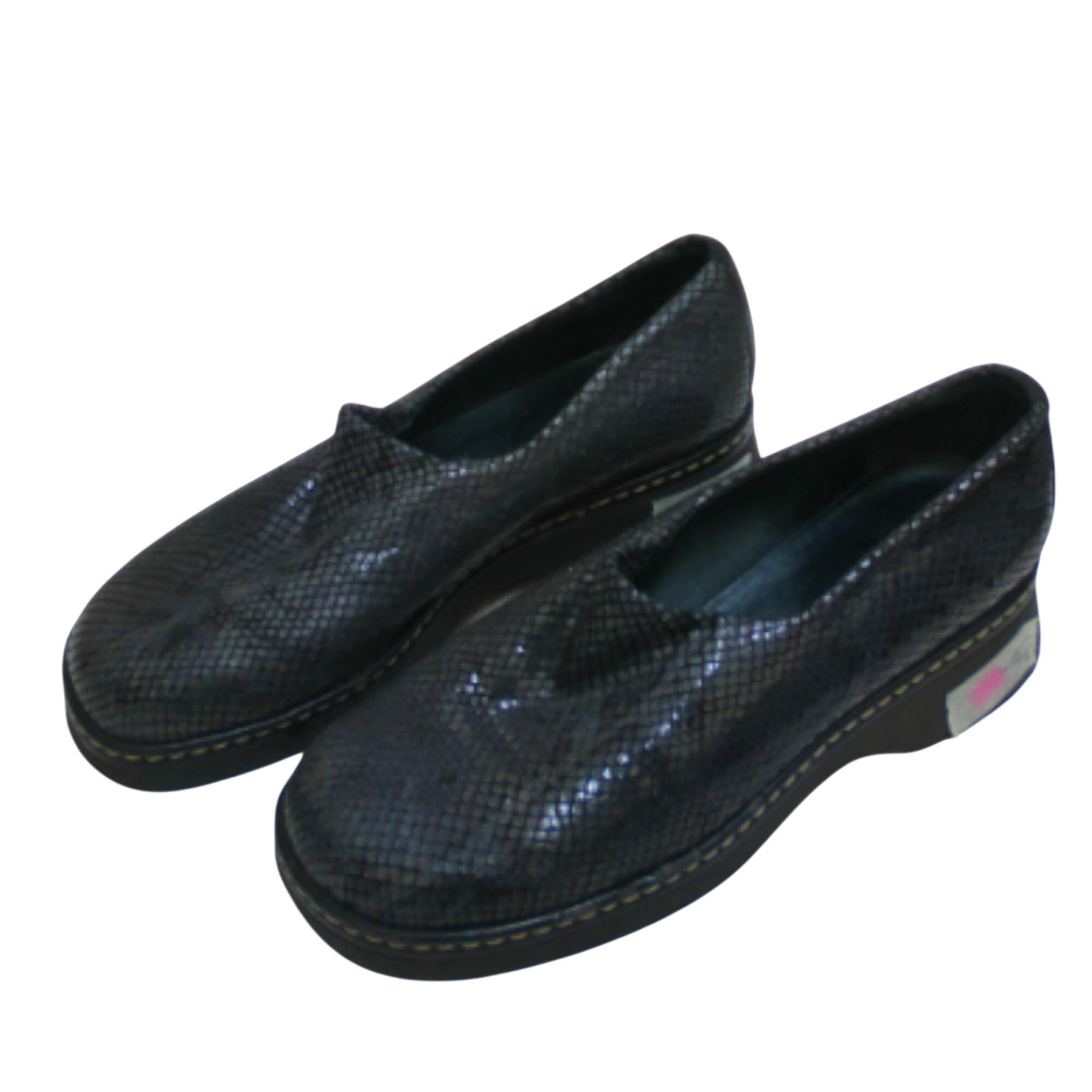 Chaussures SAN MARINA, gris foncé – noir, pointure 39 Bon état - 13,50 € Chaussures SAN MARINA, gris foncé – noir, pointure 39 Bon état reconditionné disponible sur Label Emmaüs