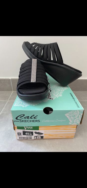 Chaussures Sandales femme Skechers Taille 38 Parfait état reconditionné (offre indisponible)