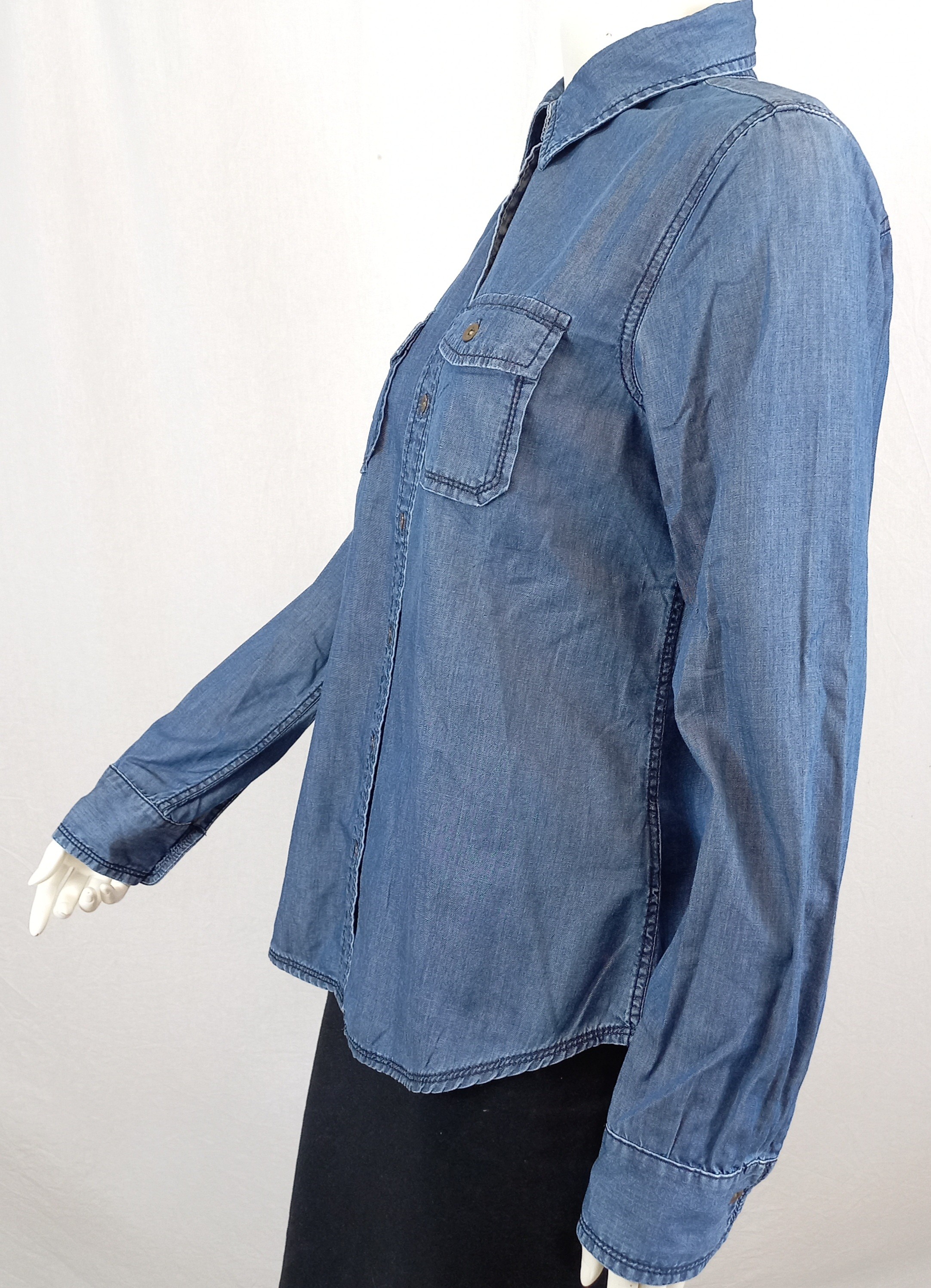 Voir photo 2 de Chemise "banana republic" en jean bleue TM 2 poches poitrine Chemise "banana republic" en jean bleue TM 2 poches poitrine Parfait état reconditionné photo 2