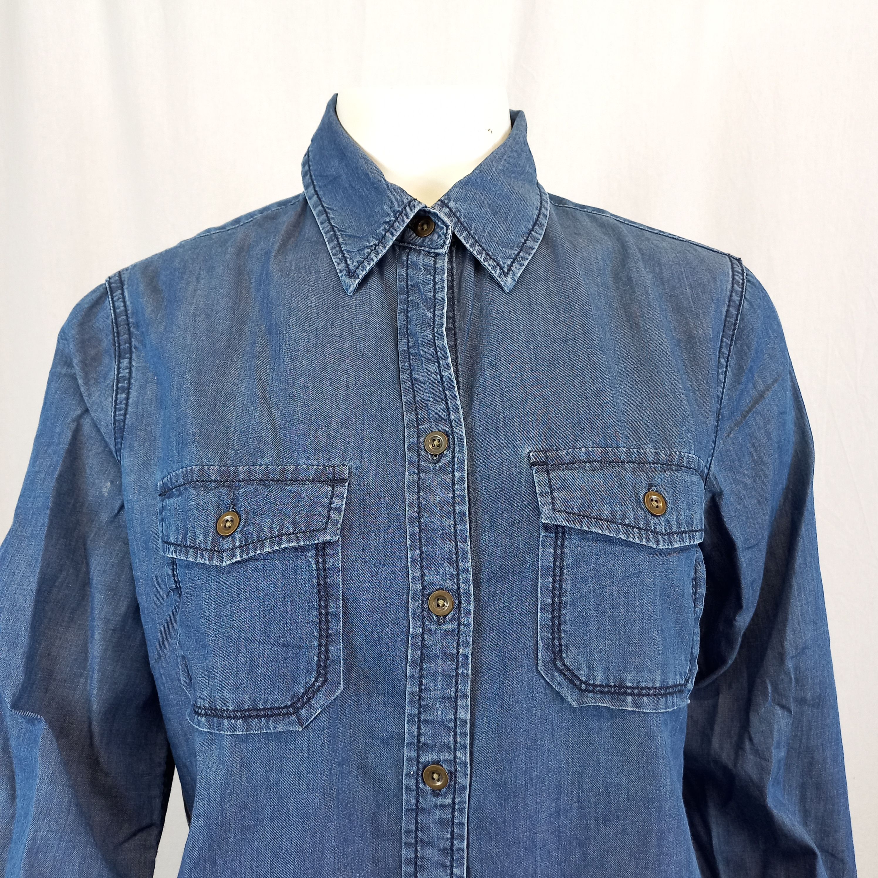 Voir photo 4 de Chemise "banana republic" en jean bleue TM 2 poches poitrine Chemise "banana republic" en jean bleue TM 2 poches poitrine Parfait état reconditionné photo 4