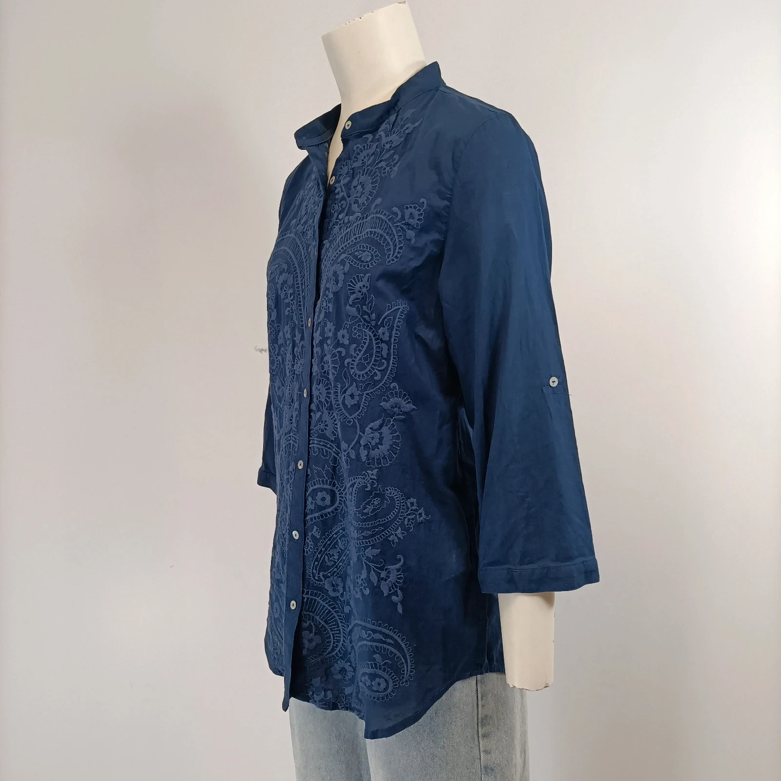 Voir photo 2 de Chemise bleu denim broderie florale Massimo Dutti femme taille XS Chemise bleu denim broderie florale Massimo Dutti femme taille XS Très bon état reconditionné photo 2