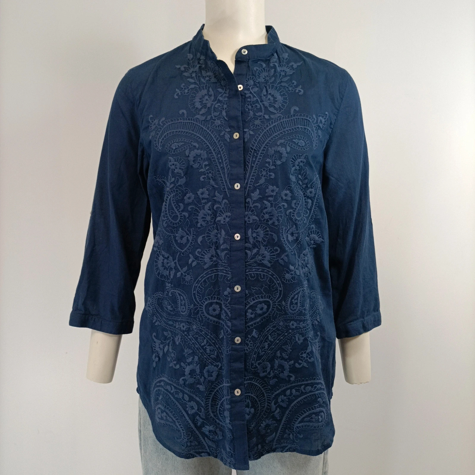 Voir photo 3 de Chemise bleu denim broderie florale Massimo Dutti femme taille XS Chemise bleu denim broderie florale Massimo Dutti femme taille XS Très bon état reconditionné photo 3