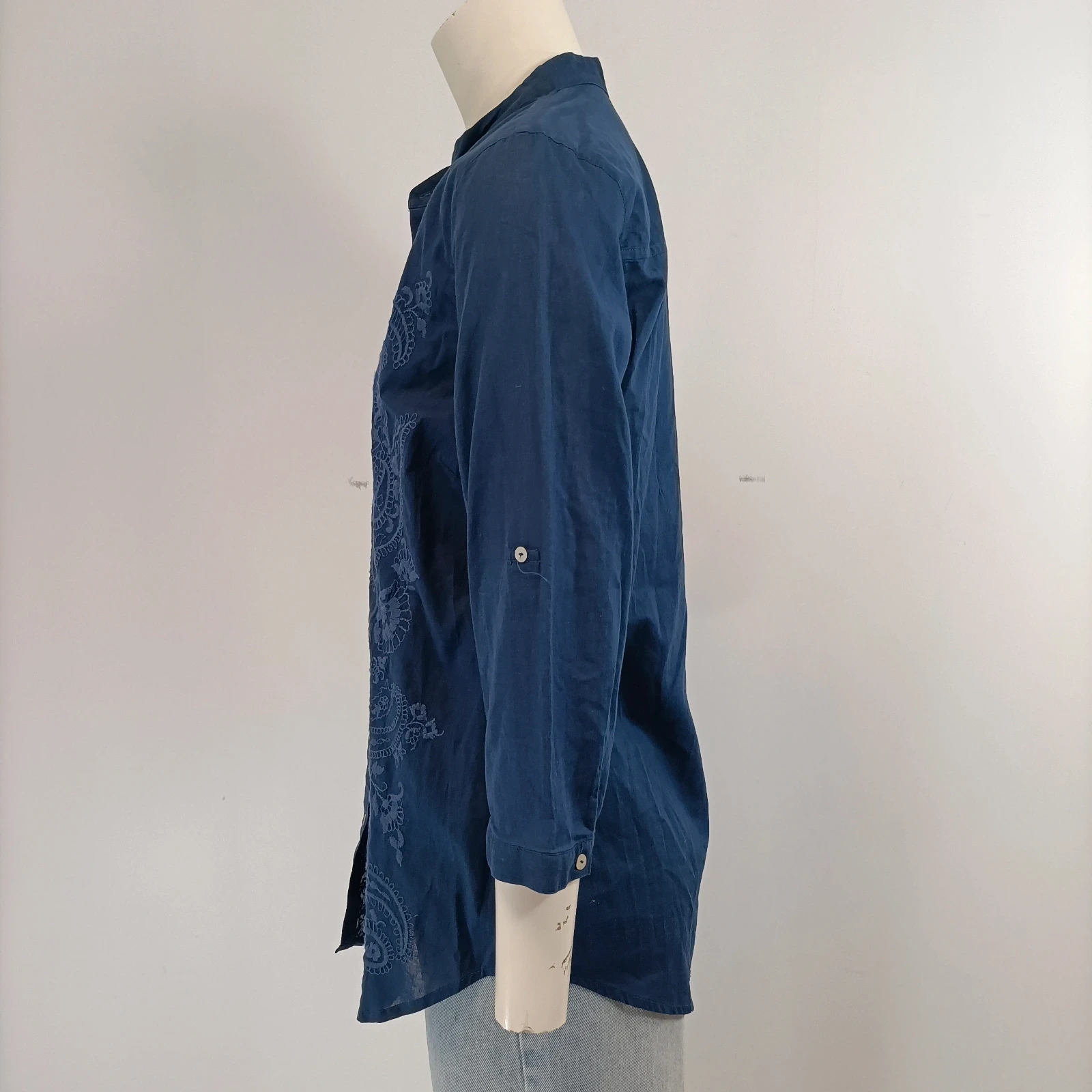 Voir photo 4 de Chemise bleu denim broderie florale Massimo Dutti femme taille XS Chemise bleu denim broderie florale Massimo Dutti femme taille XS Très bon état reconditionné photo 4