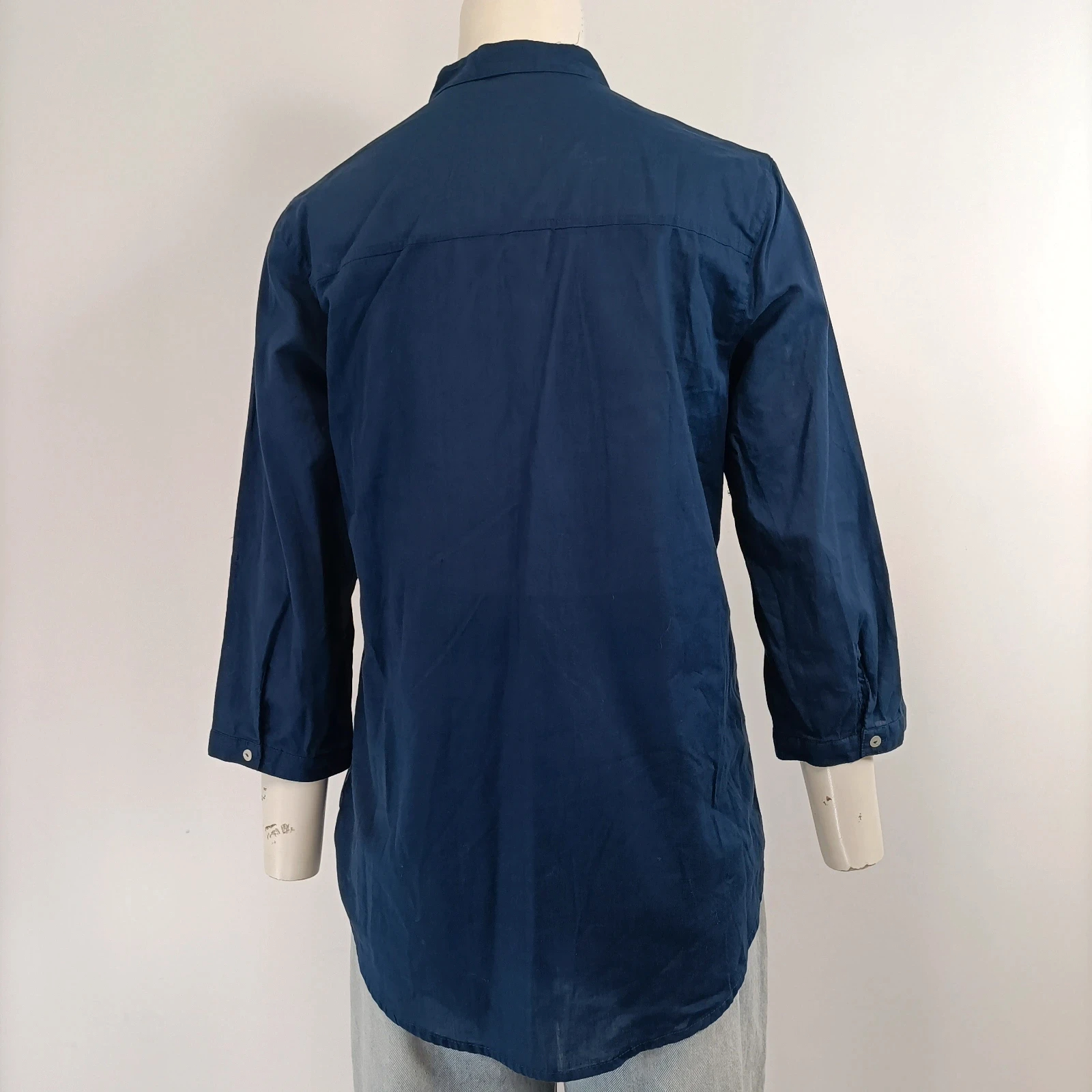 Voir photo 7 de Chemise bleu denim broderie florale Massimo Dutti femme taille XS Chemise bleu denim broderie florale Massimo Dutti femme taille XS Très bon état reconditionné photo 7