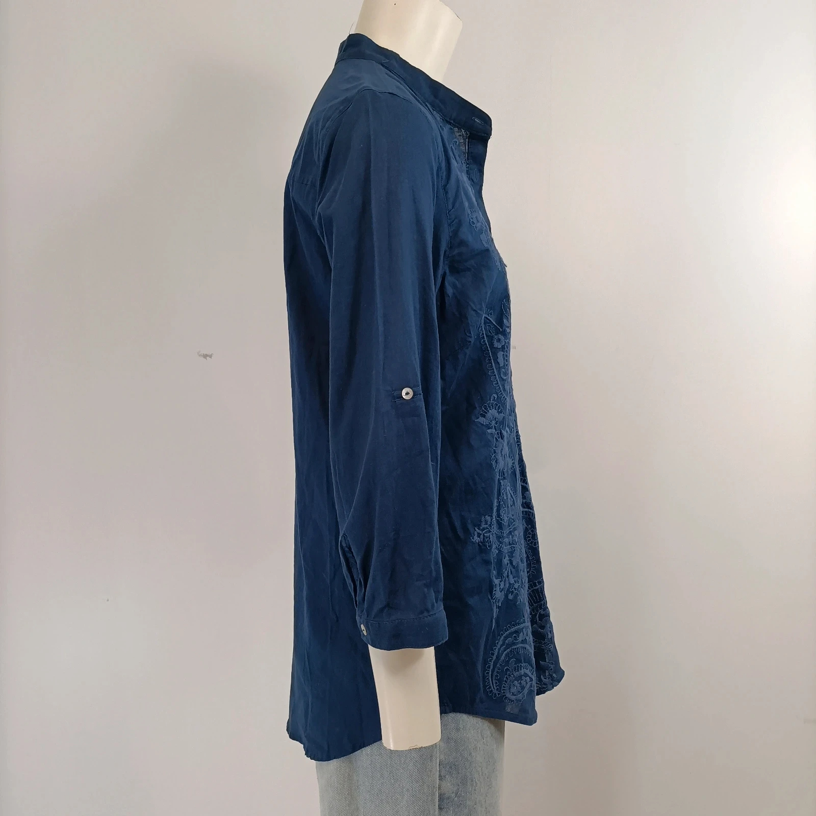 Voir photo 8 de Chemise bleu denim broderie florale Massimo Dutti femme taille XS Chemise bleu denim broderie florale Massimo Dutti femme taille XS Très bon état reconditionné photo 8