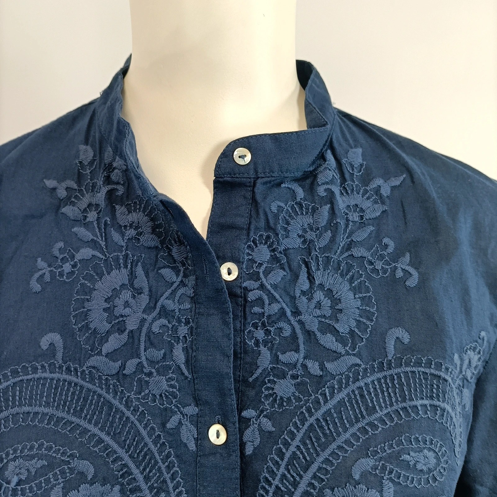 Voir photo 9 de Chemise bleu denim broderie florale Massimo Dutti femme taille XS Chemise bleu denim broderie florale Massimo Dutti femme taille XS Très bon état reconditionné photo 9