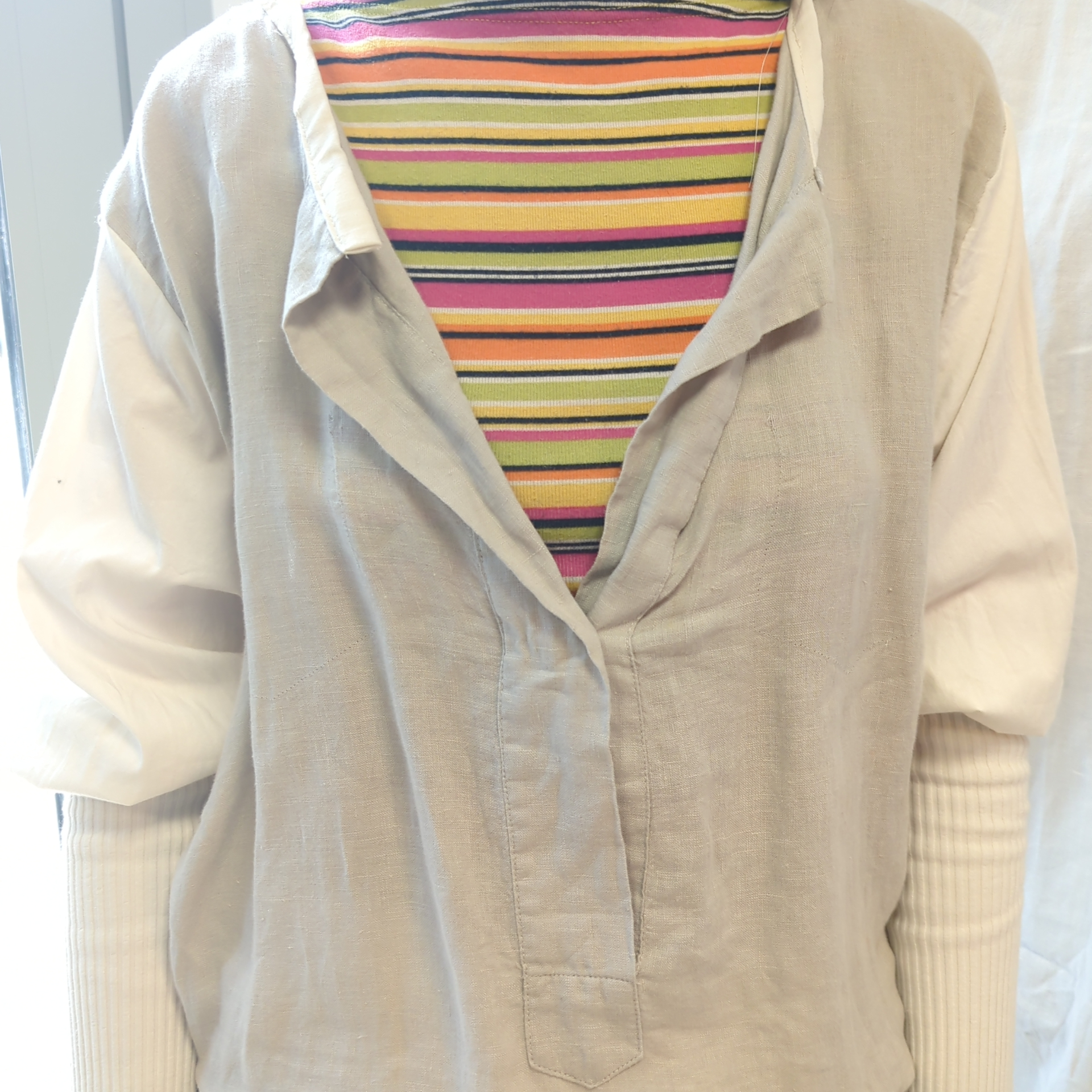 Voir photo 4 de Chemise en Lin de créatrice - Collection Upcyclée CartouCirc Chemise en Lin de créatrice - Collection Upcyclée CartouCirc Parfait état reconditionné photo 4