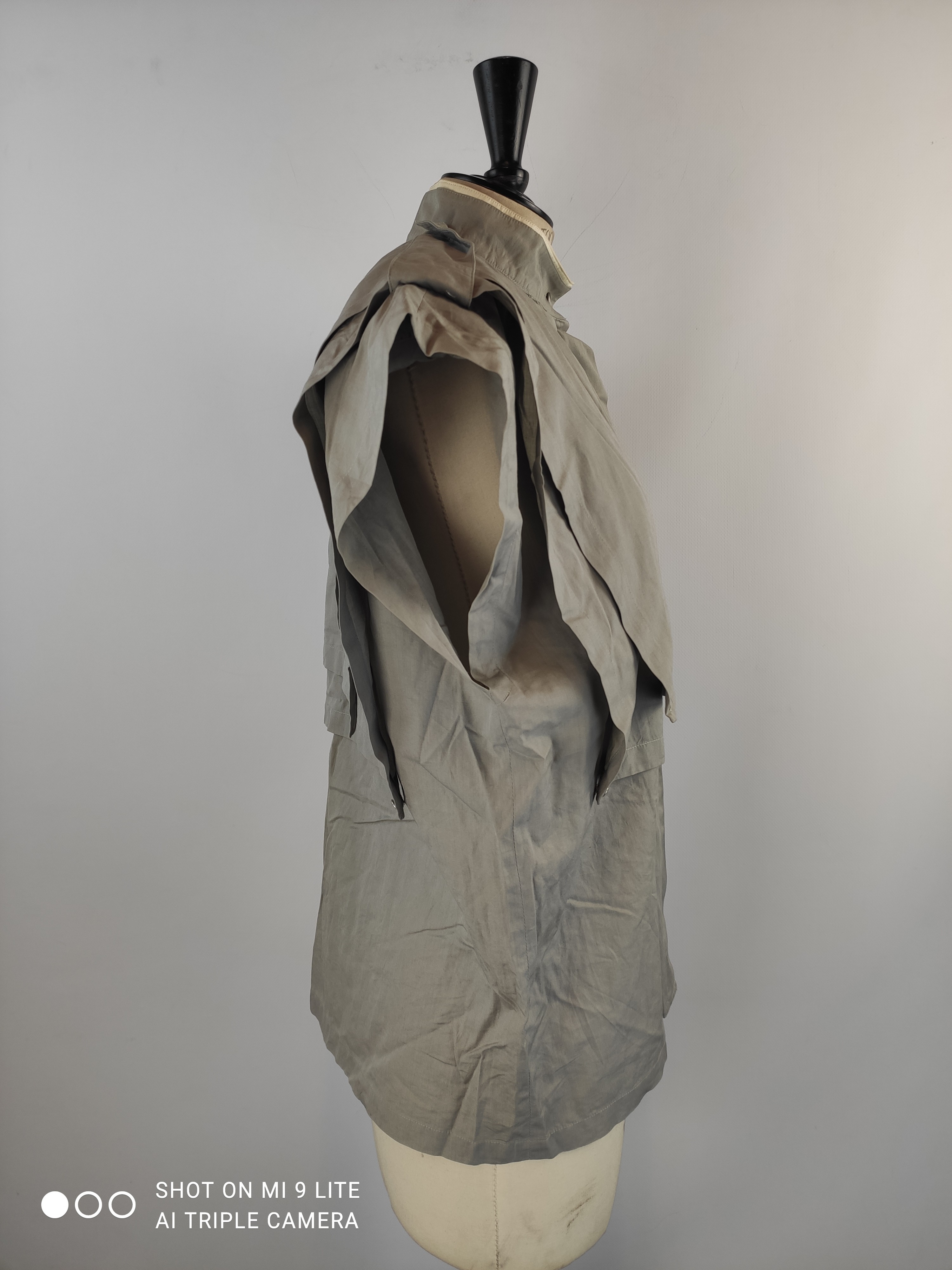 Voir photo 2 de Chemise grise sans manches vintage safari – COMPLICE – Taille 42 (estimée) Chemise grise sans manches vintage safari – COMPLICE – Taille 42 (estimée) Bon état reconditionné photo 2