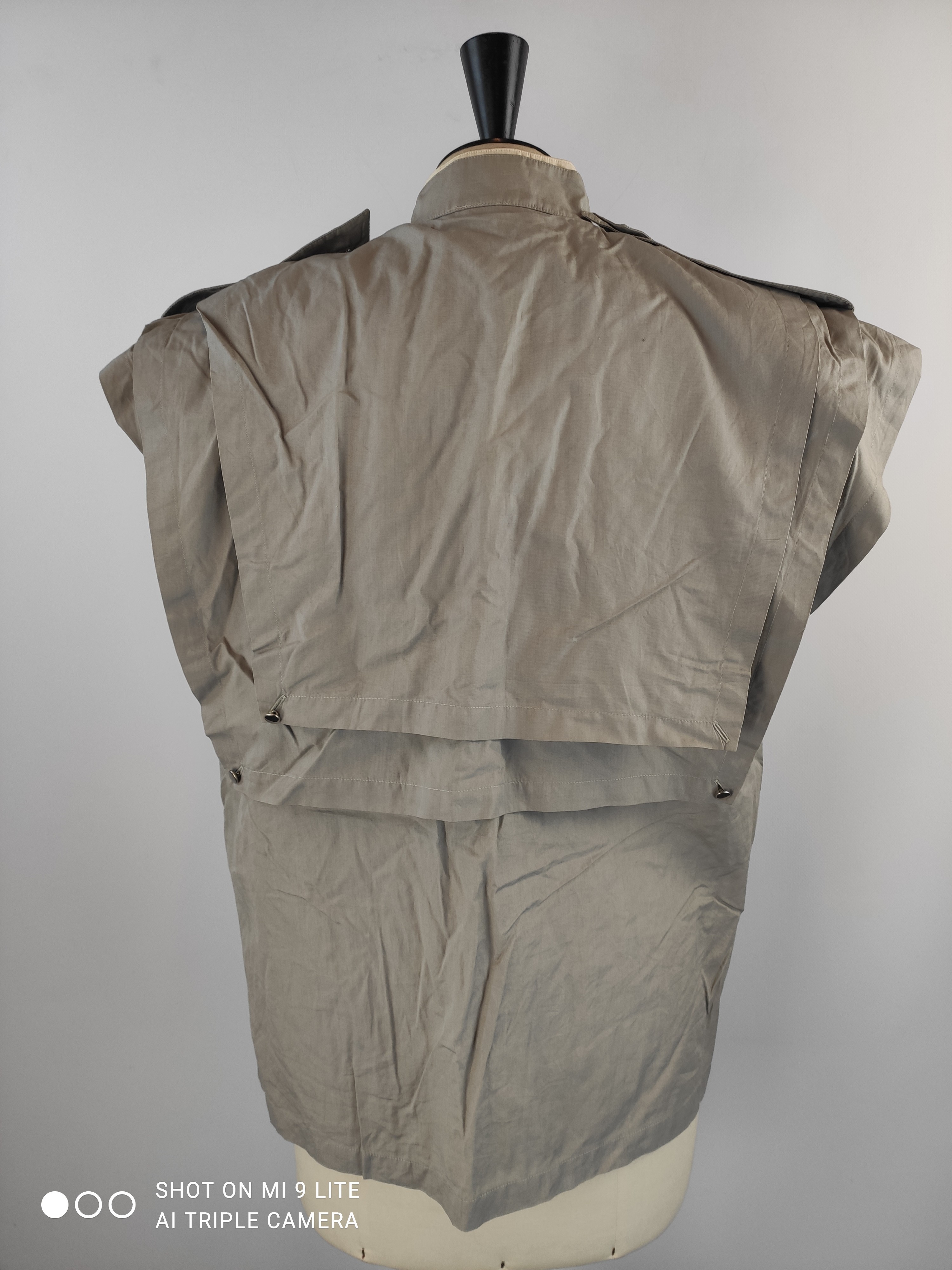 Voir photo 3 de Chemise grise sans manches vintage safari – COMPLICE – Taille 42 (estimée) Chemise grise sans manches vintage safari – COMPLICE – Taille 42 (estimée) Bon état reconditionné photo 3