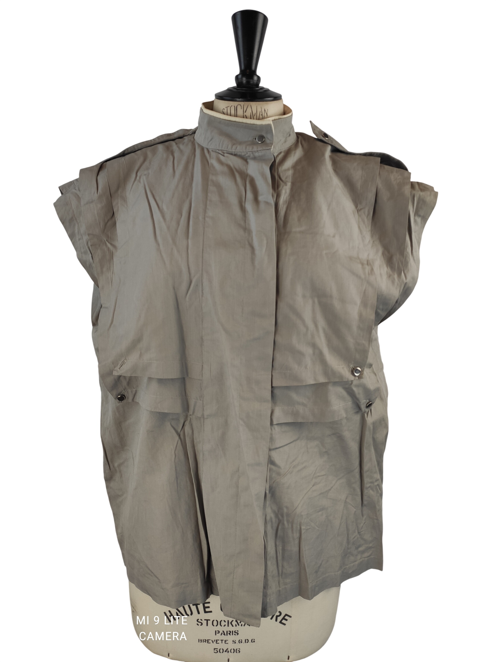 Acheter Chemise grise sans manches vintage safari – COMPLICE – Taille 42 (estimée) Bon état - 10,00 € Chemise grise sans manches vintage safari – COMPLICE – Taille 42 (estimée) Bon état reconditionné disponible sur Label Emmaüs