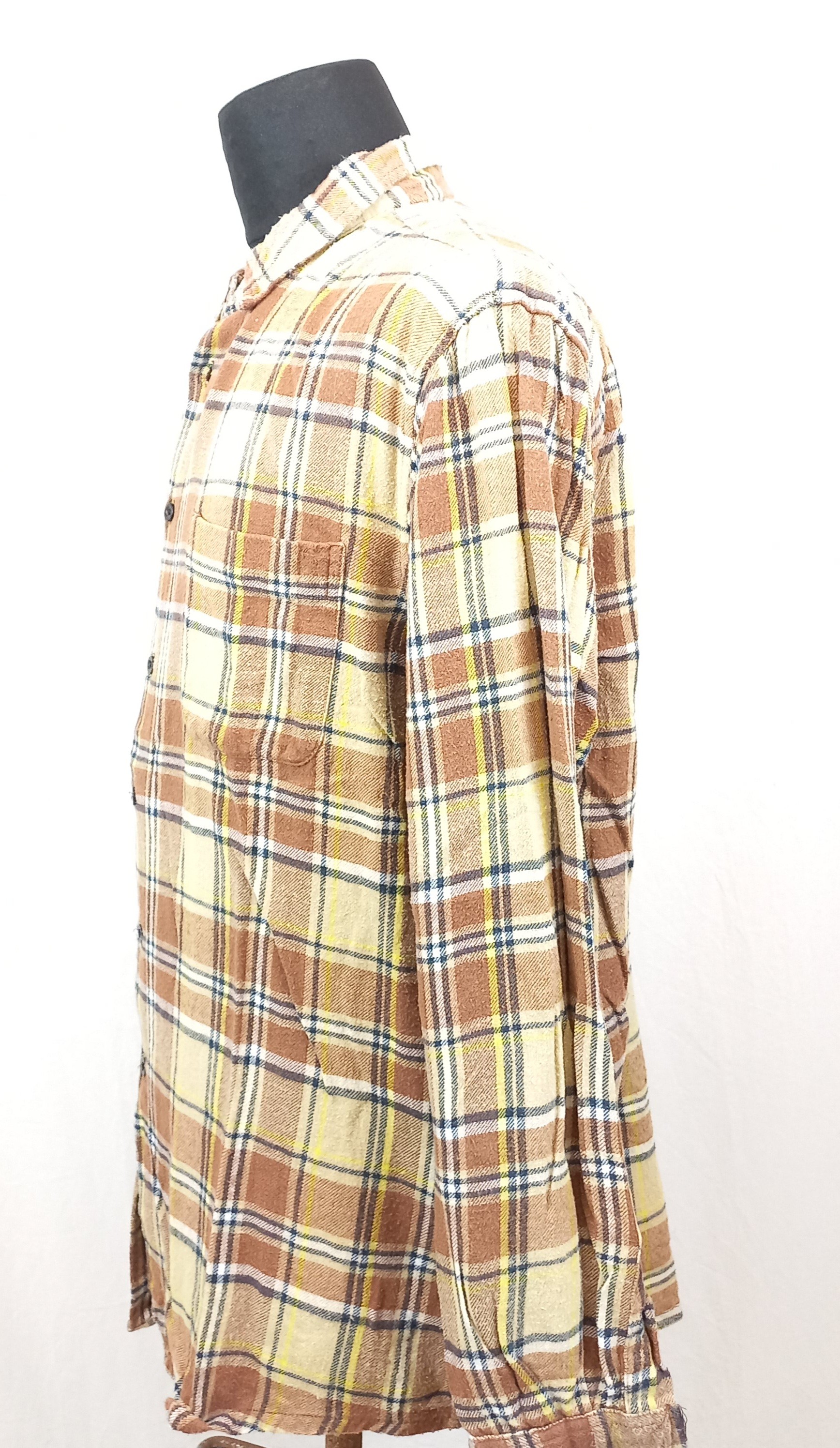 Voir photo 2 de Chemise H à carreau marron beige noir, jaune "fashion l'homme moderne T43/44 Chemise H à carreau marron beige noir, jaune "fashion l'homme moderne T43/44 Très bon état reconditionné photo 2