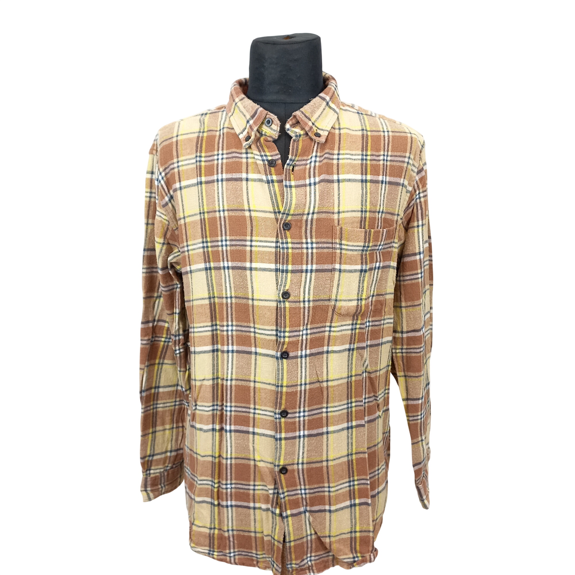 Chemise H à carreau marron beige noir, jaune "fashion l'homme moderne T43/44 Très bon état - 10,00 € Chemise H à carreau marron beige noir, jaune "fashion l'homme moderne T43/44 Très bon état reconditionné disponible sur Label Emmaüs
