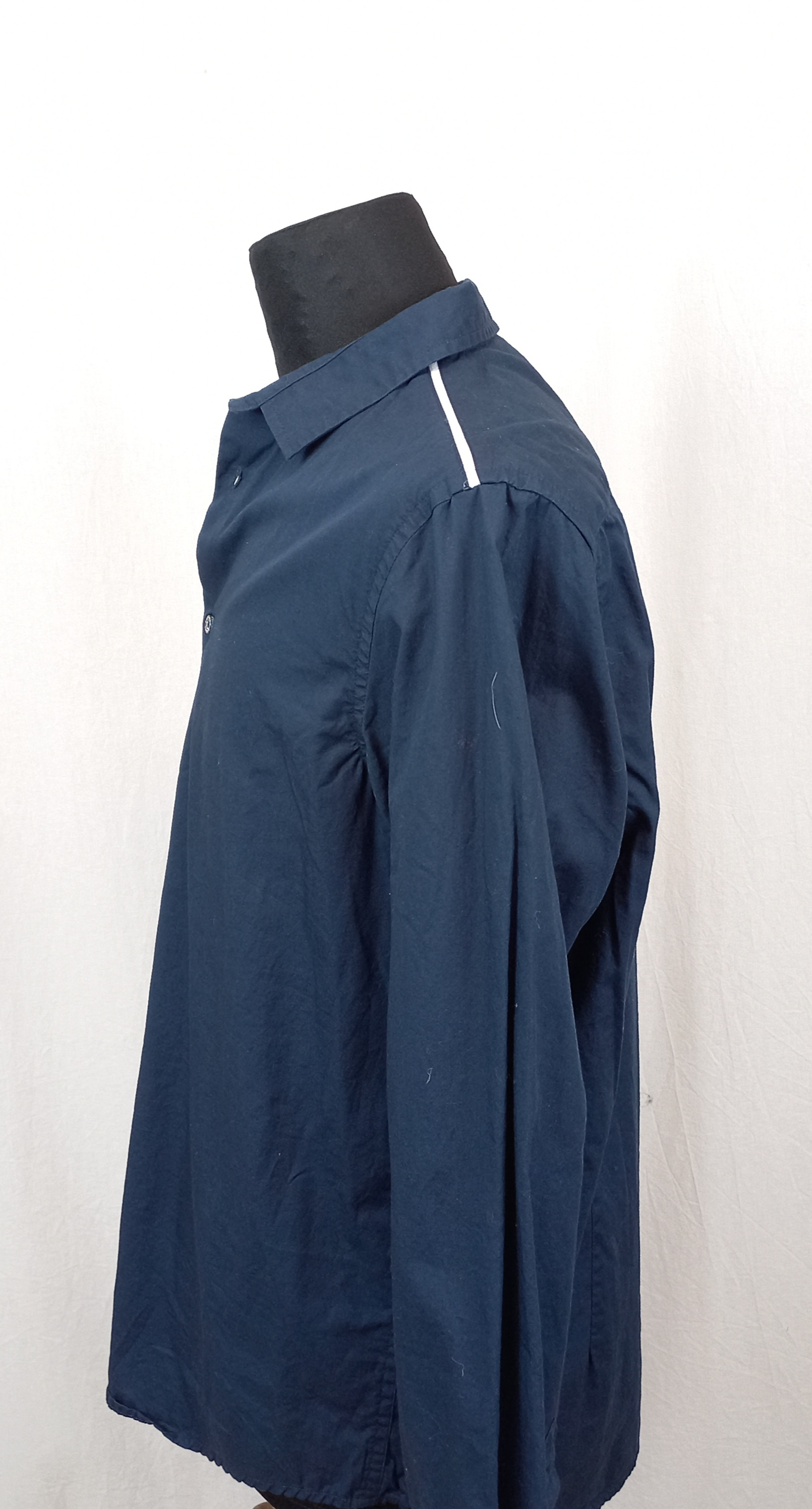 Voir photo 2 de Chemise H bleu marine TM " process black" liserai blanc épaule Chemise H bleu marine TM " process black" liserai blanc épaule reconditionné photo 2