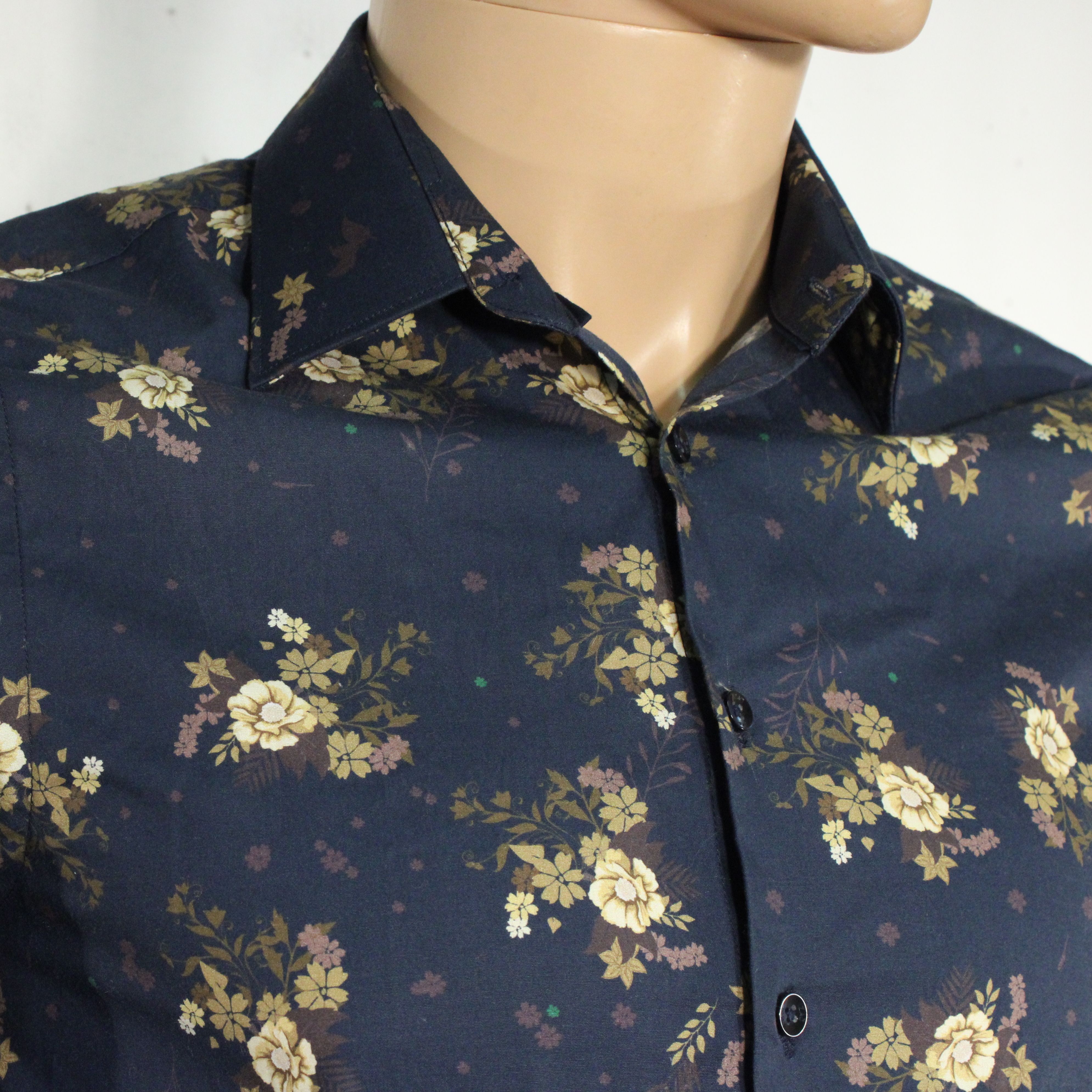 Voir photo 4 de Chemise Homme Bleu Marine IZAC Taille XS Chemise Homme Bleu Marine IZAC Taille XS Très bon état reconditionné photo 4