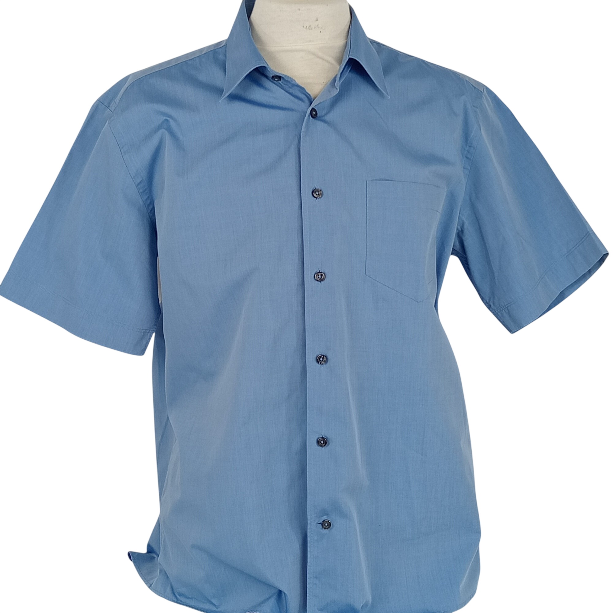 Acheter Chemise - homme - marque Devred - manches courtes - couleur bleu - taille L (42) Très bon état - 11,00 € Chemise - homme - marque Devred - manches courtes - couleur bleu - taille L (42) Très bon état reconditionné disponible sur Label Emmaüs