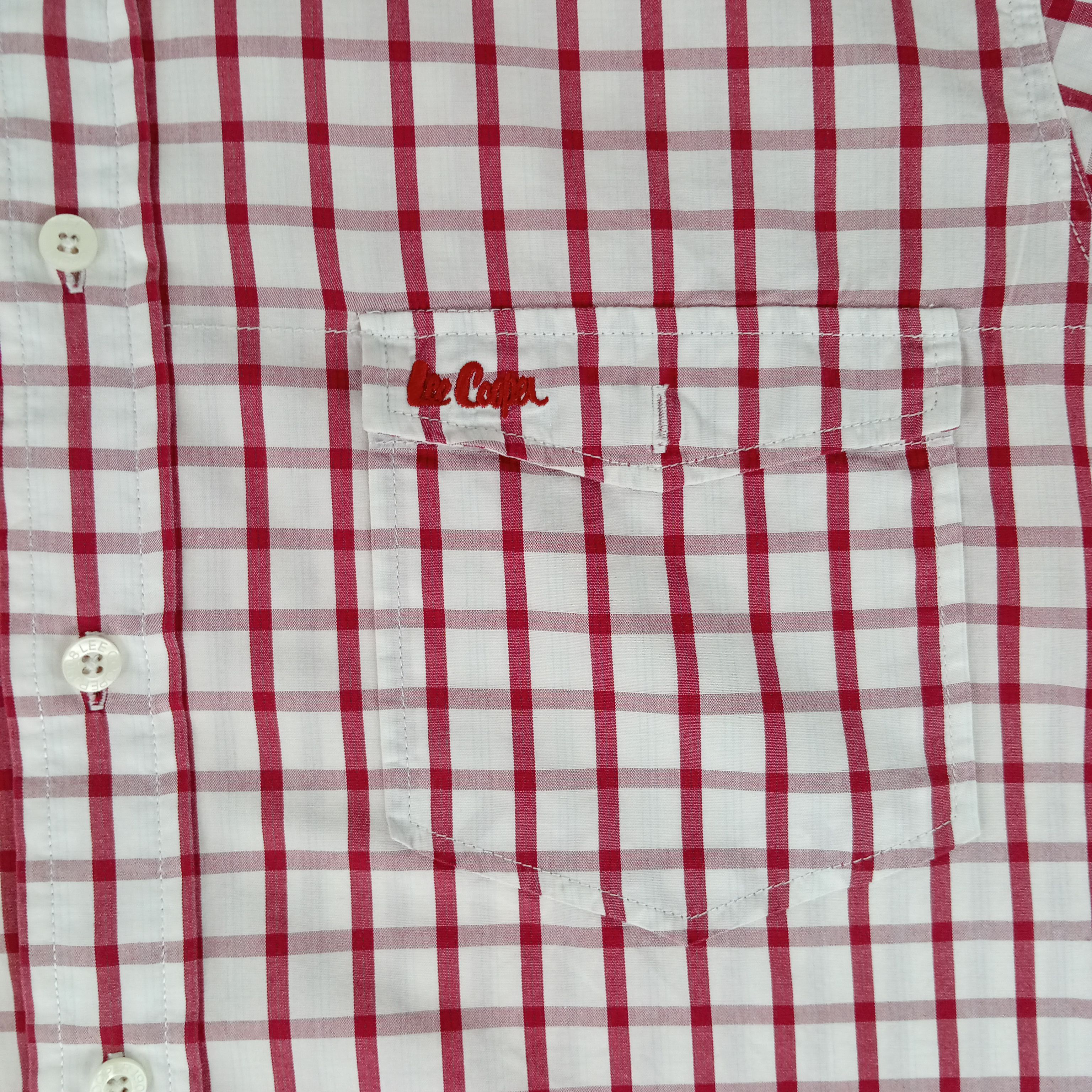 Voir photo 5 de Chemise - homme - marque Lee Cooper - manches courtes - couleur blanc et rouge - taille M (40) Chemise - homme - marque Lee Cooper - manches courtes - couleur blanc et rouge - taille M (40) Très bon état reconditionné photo 5