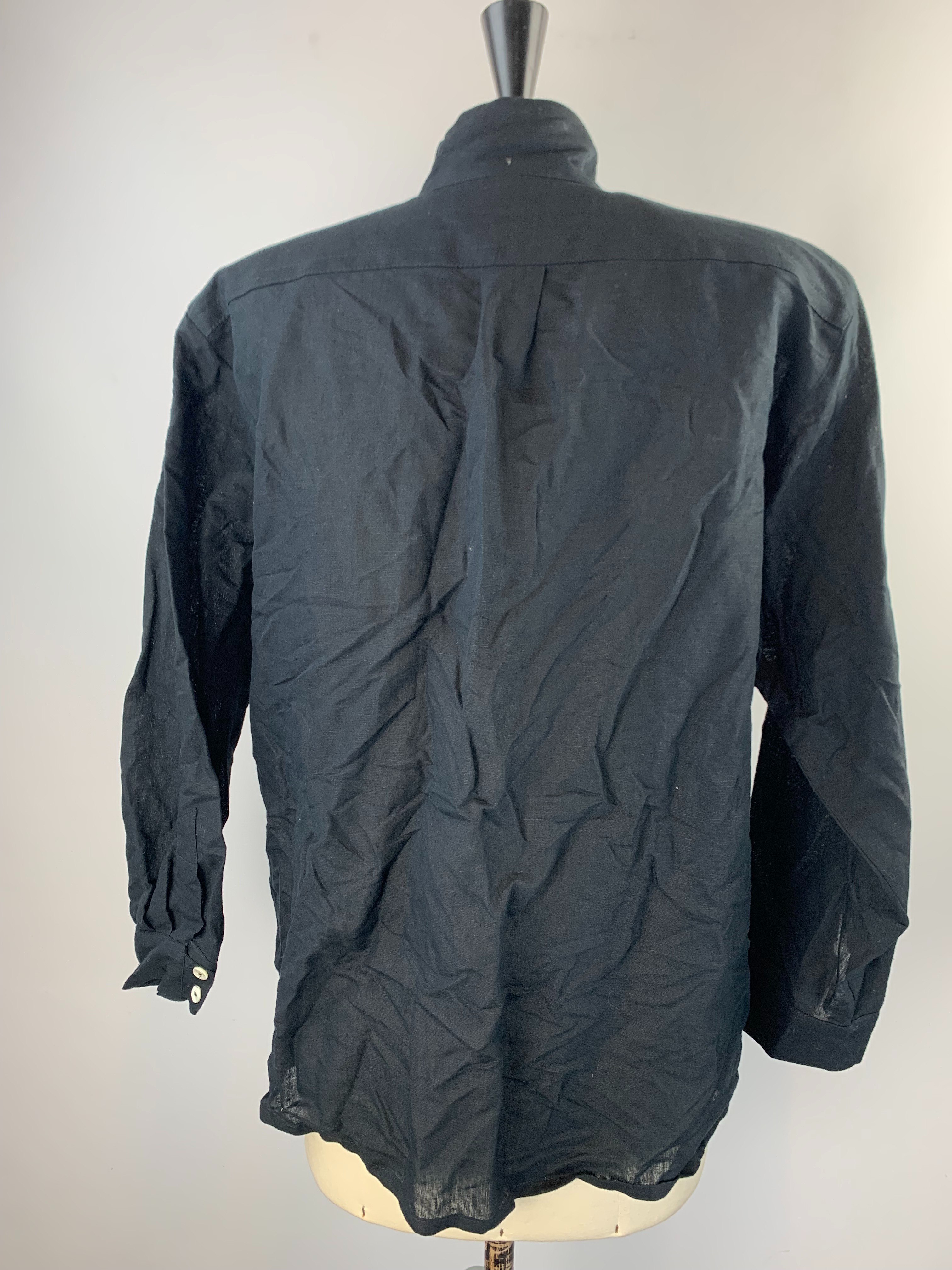 Voir photo 3 de CHEMISE MANCHE LONGUE NOIRE STYLE OFFICIER -REMO TAILLE 36 CHEMISE MANCHE LONGUE NOIRE STYLE OFFICIER -REMO TAILLE 36 Parfait état reconditionné photo 3