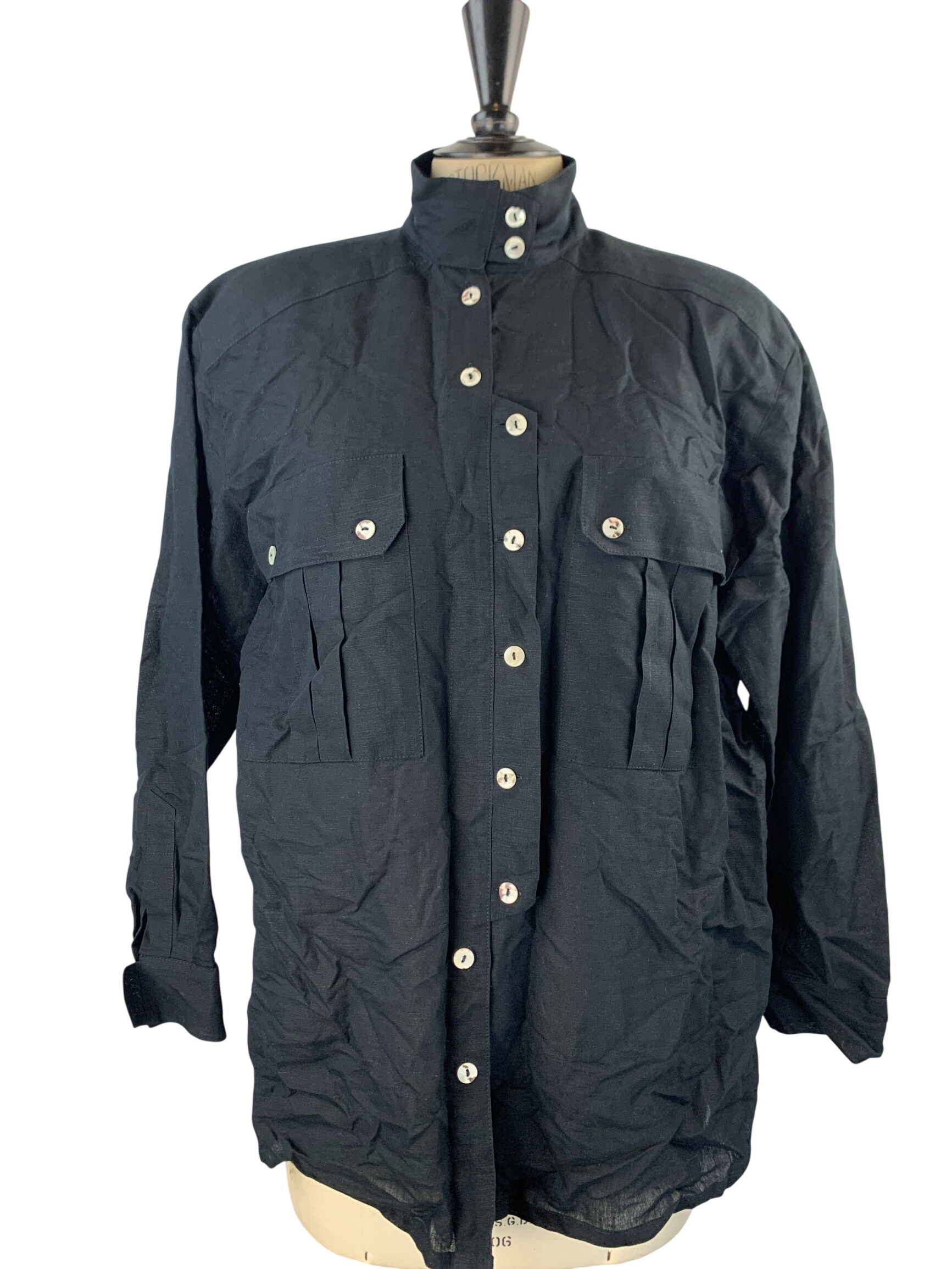 Acheter CHEMISE MANCHE LONGUE NOIRE STYLE OFFICIER -REMO TAILLE 36 Parfait état - 10,00 € CHEMISE MANCHE LONGUE NOIRE STYLE OFFICIER -REMO TAILLE 36 Parfait état reconditionné disponible sur Label Emmaüs