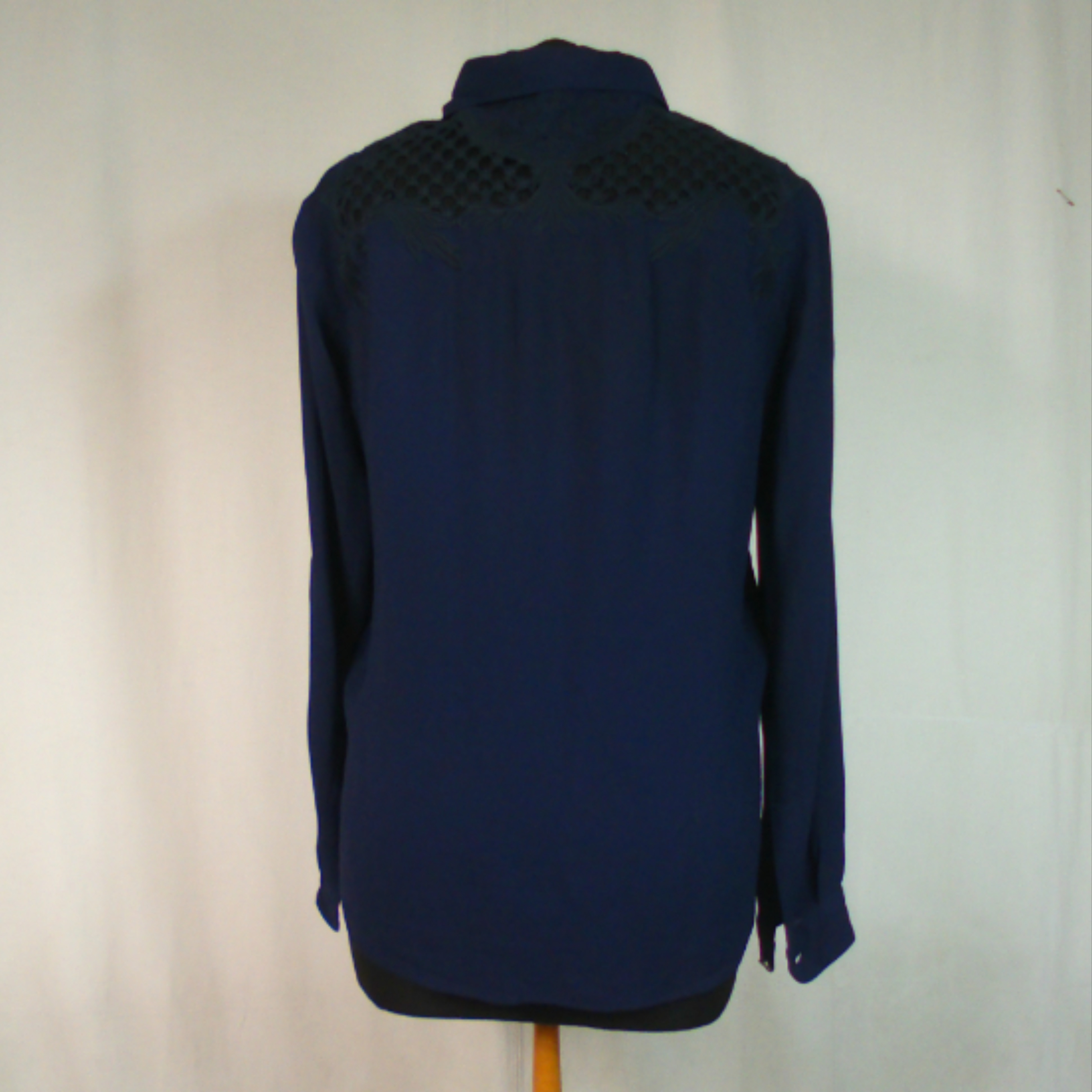 Voir photo 2 de Chemise THE KOOPLES, bleu marine avec dentelle noir bleu très foncé, taille XS Chemise THE KOOPLES, bleu marine avec dentelle noir bleu très foncé, taille XS Très bon état reconditionné photo 2