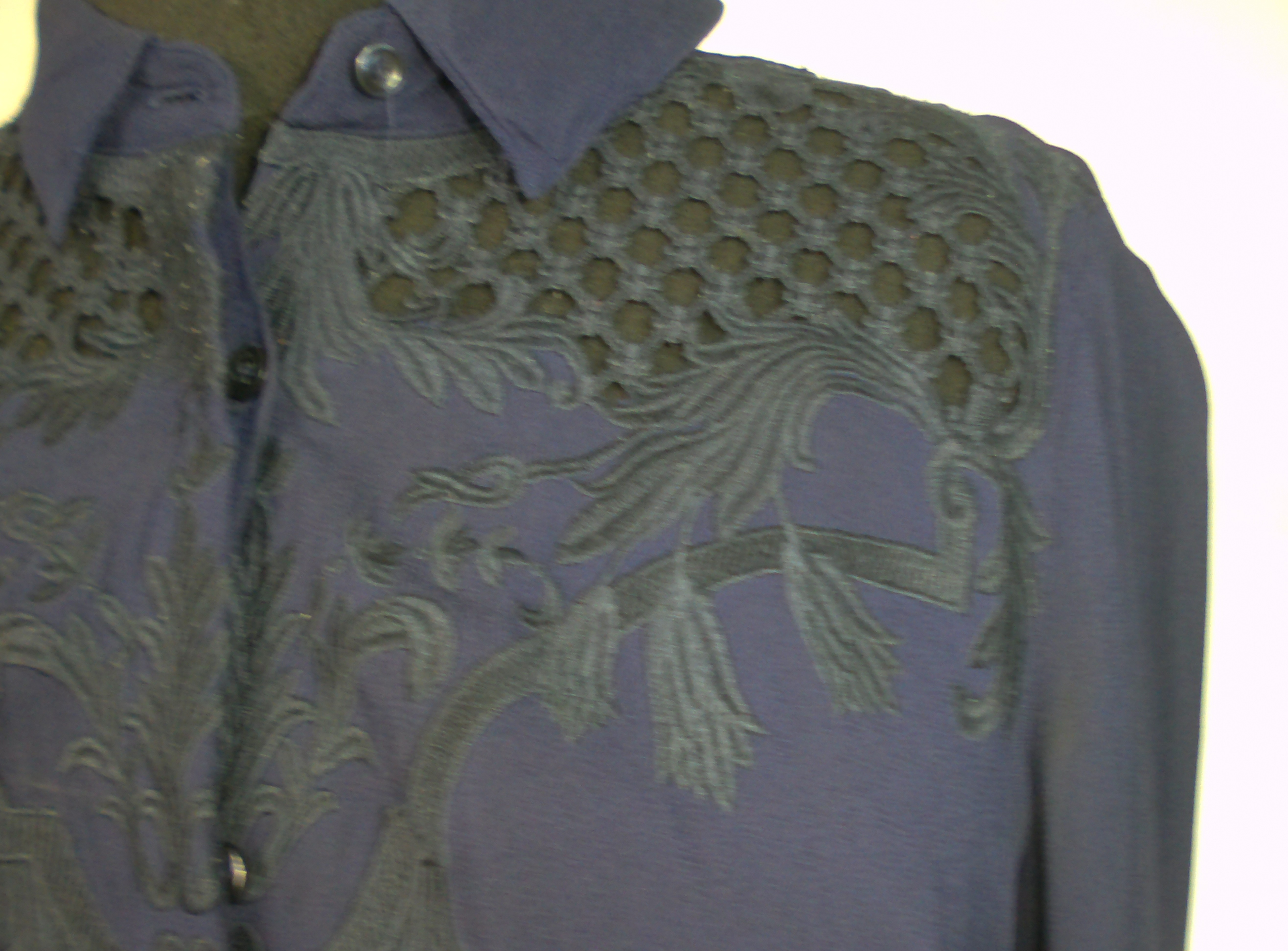 Voir photo 3 de Chemise THE KOOPLES, bleu marine avec dentelle noir bleu très foncé, taille XS Chemise THE KOOPLES, bleu marine avec dentelle noir bleu très foncé, taille XS Très bon état reconditionné photo 3