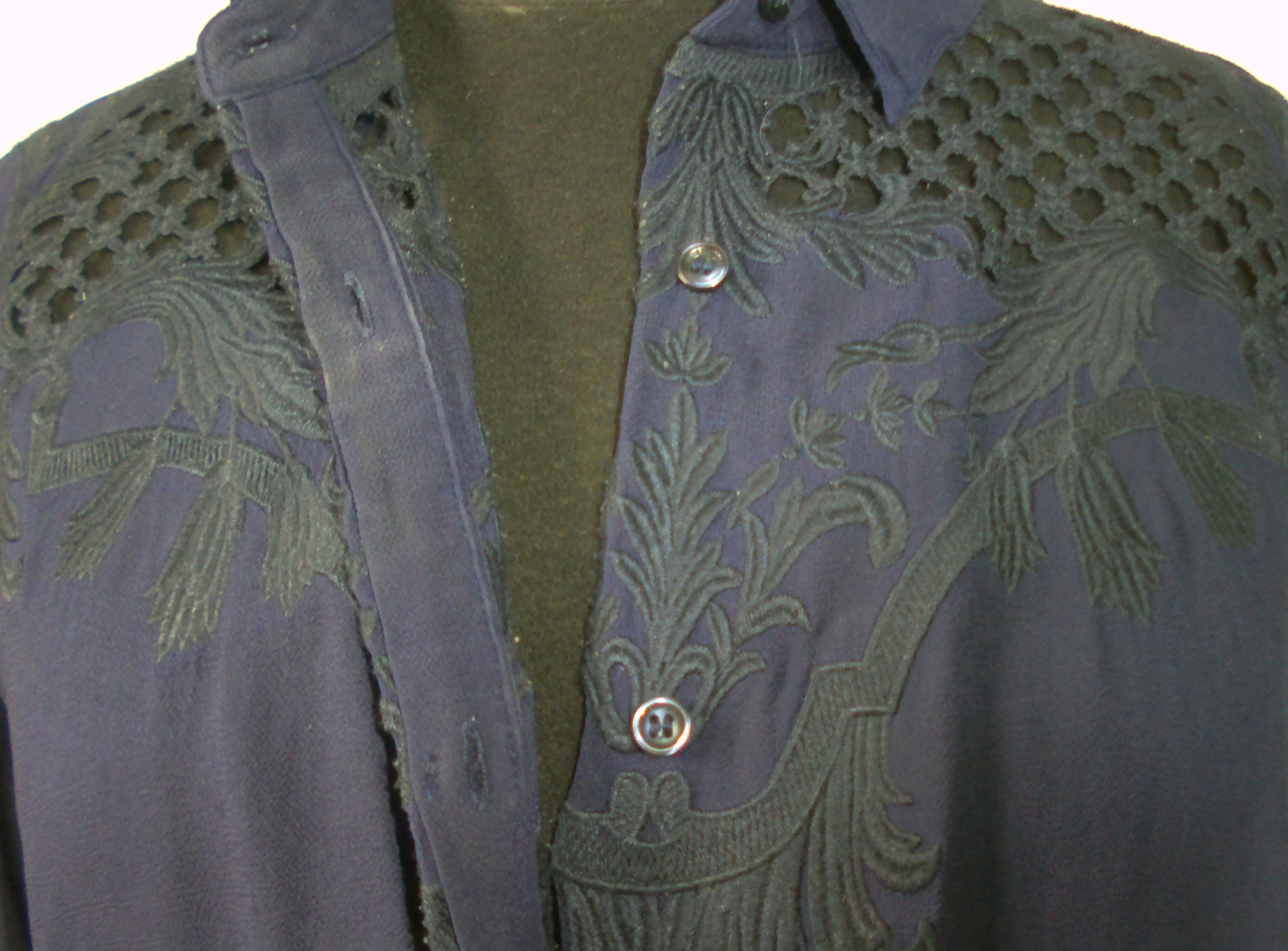 Voir photo 4 de Chemise THE KOOPLES, bleu marine avec dentelle noir bleu très foncé, taille XS Chemise THE KOOPLES, bleu marine avec dentelle noir bleu très foncé, taille XS Très bon état reconditionné photo 4