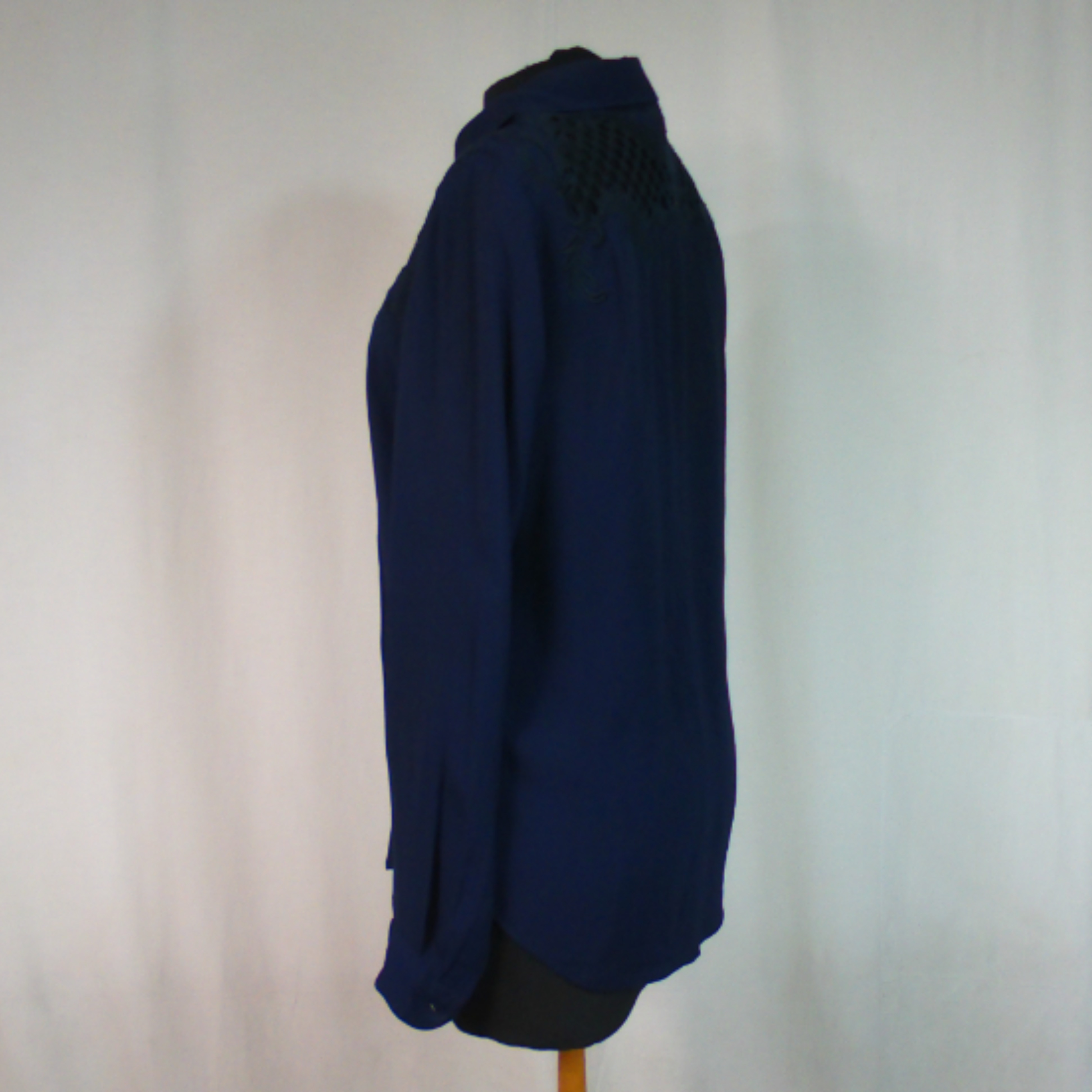 Voir photo 6 de Chemise THE KOOPLES, bleu marine avec dentelle noir bleu très foncé, taille XS Chemise THE KOOPLES, bleu marine avec dentelle noir bleu très foncé, taille XS Très bon état reconditionné photo 6