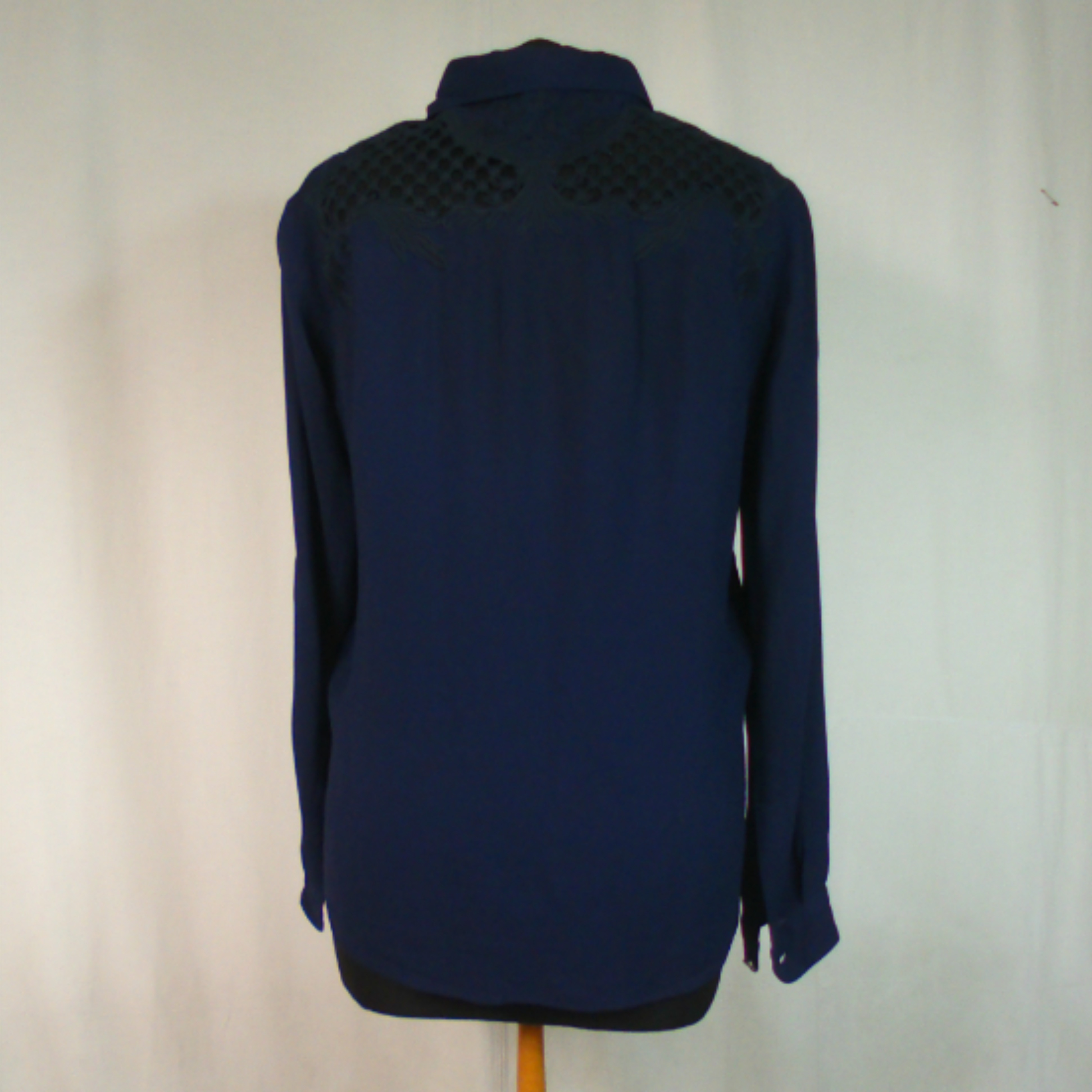 Voir photo 8 de Chemise THE KOOPLES, bleu marine avec dentelle noir bleu très foncé, taille XS Chemise THE KOOPLES, bleu marine avec dentelle noir bleu très foncé, taille XS Très bon état reconditionné photo 8
