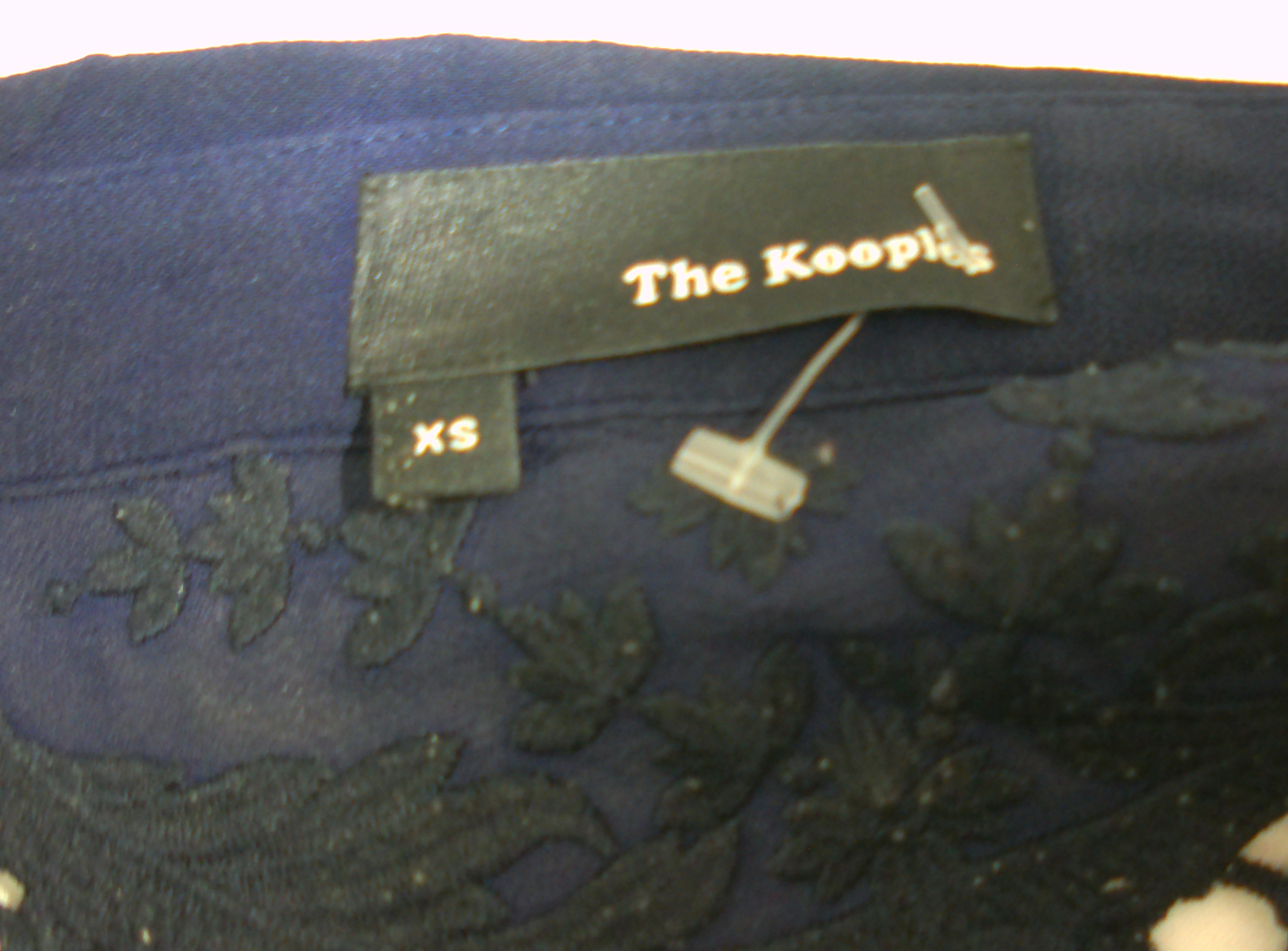 Voir photo 9 de Chemise THE KOOPLES, bleu marine avec dentelle noir bleu très foncé, taille XS Chemise THE KOOPLES, bleu marine avec dentelle noir bleu très foncé, taille XS Très bon état reconditionné photo 9
