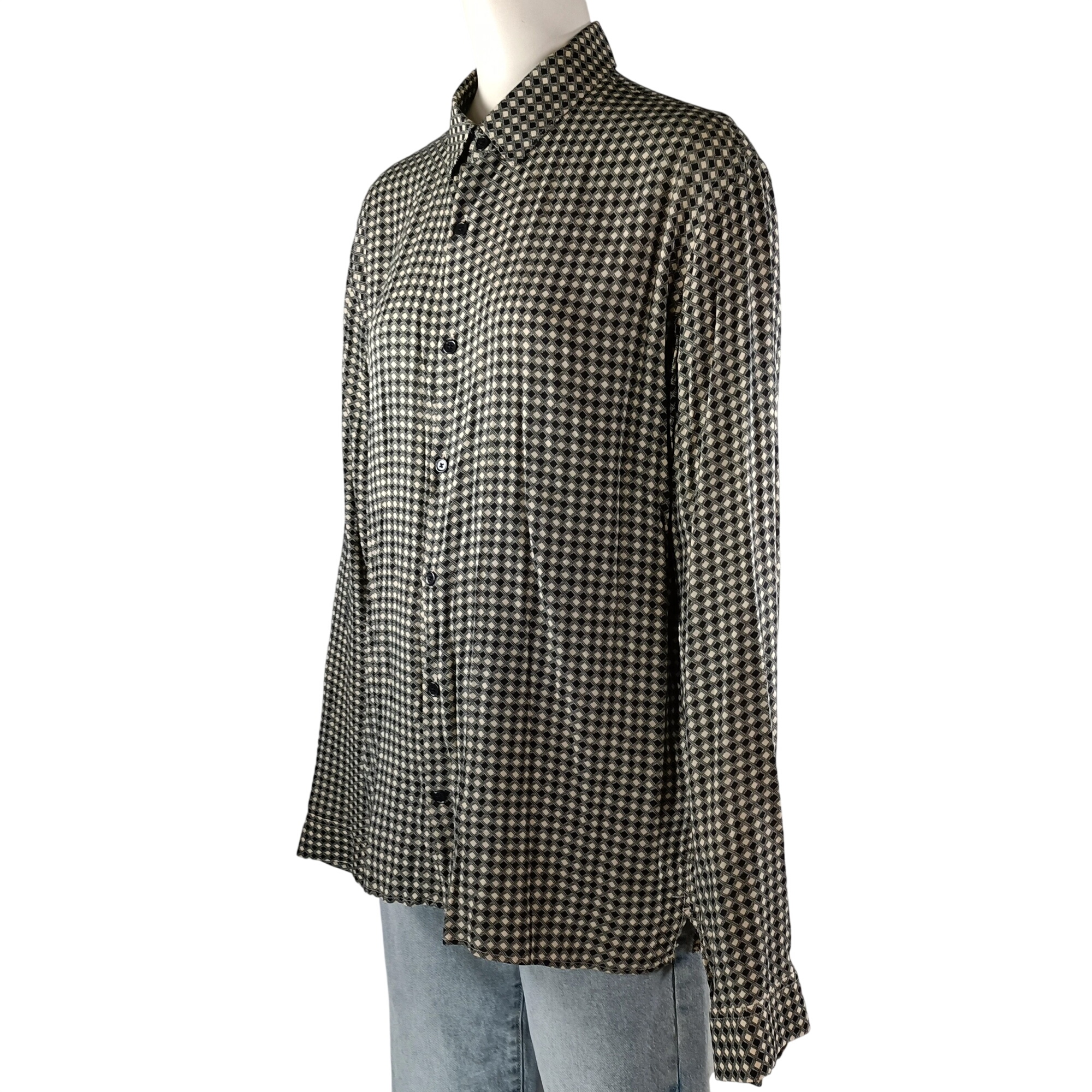 Chemise The Kooples motif géométrique viscose fluide taille M Très bon état - 20,00 € Chemise The Kooples motif géométrique viscose fluide taille M Très bon état reconditionné disponible sur Label Emmaüs