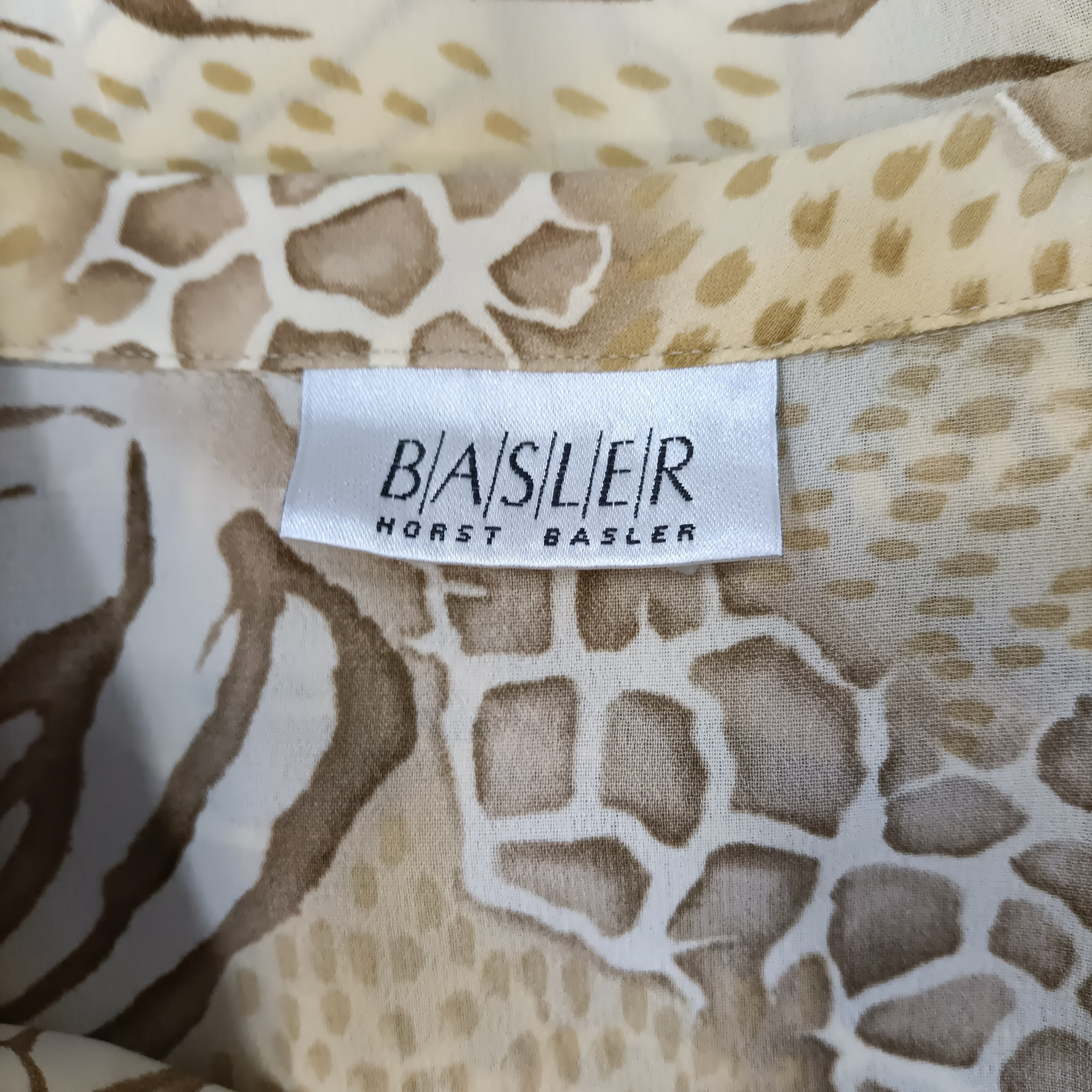 Voir photo 4 de Chemisier manches courtes, en voile de polyester, imprimé safari beige kaki - Basler - taille 42 Chemisier manches courtes, en voile de polyester, imprimé safari beige kaki - Basler - taille 42 Très bon état reconditionné photo 4