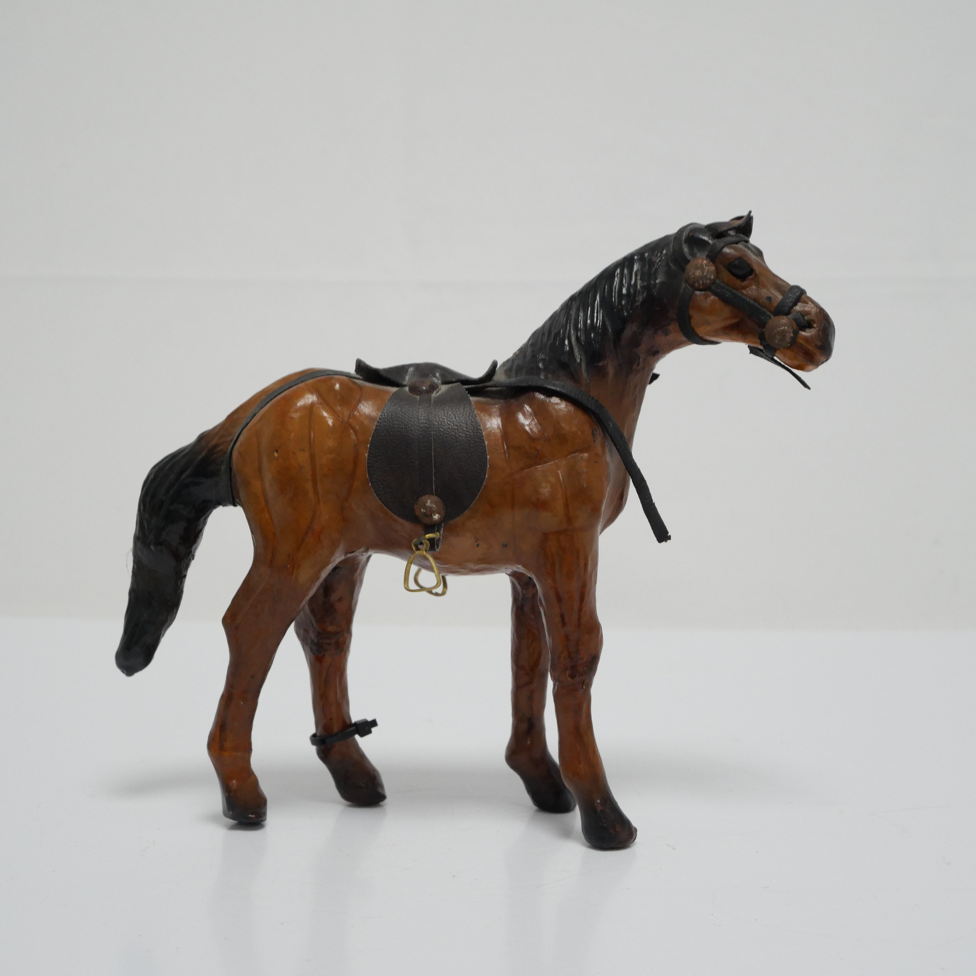 Acheter Cheval en papier maché recouvert de cuir vintage Bon état - 10,50 € Cheval en papier maché recouvert de cuir vintage Bon état reconditionné disponible sur Label Emmaüs