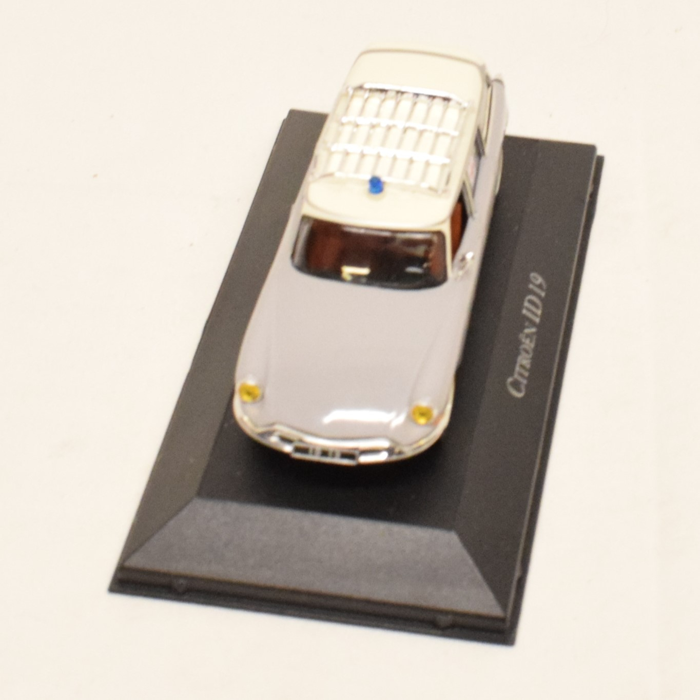 Voir photo 2 de Citroën ID 19 ambulance au 1:43 Ambulance collection édition ATLAS Citroën ID 19 ambulance au 1:43 Ambulance collection édition ATLAS Bon état reconditionné photo 2