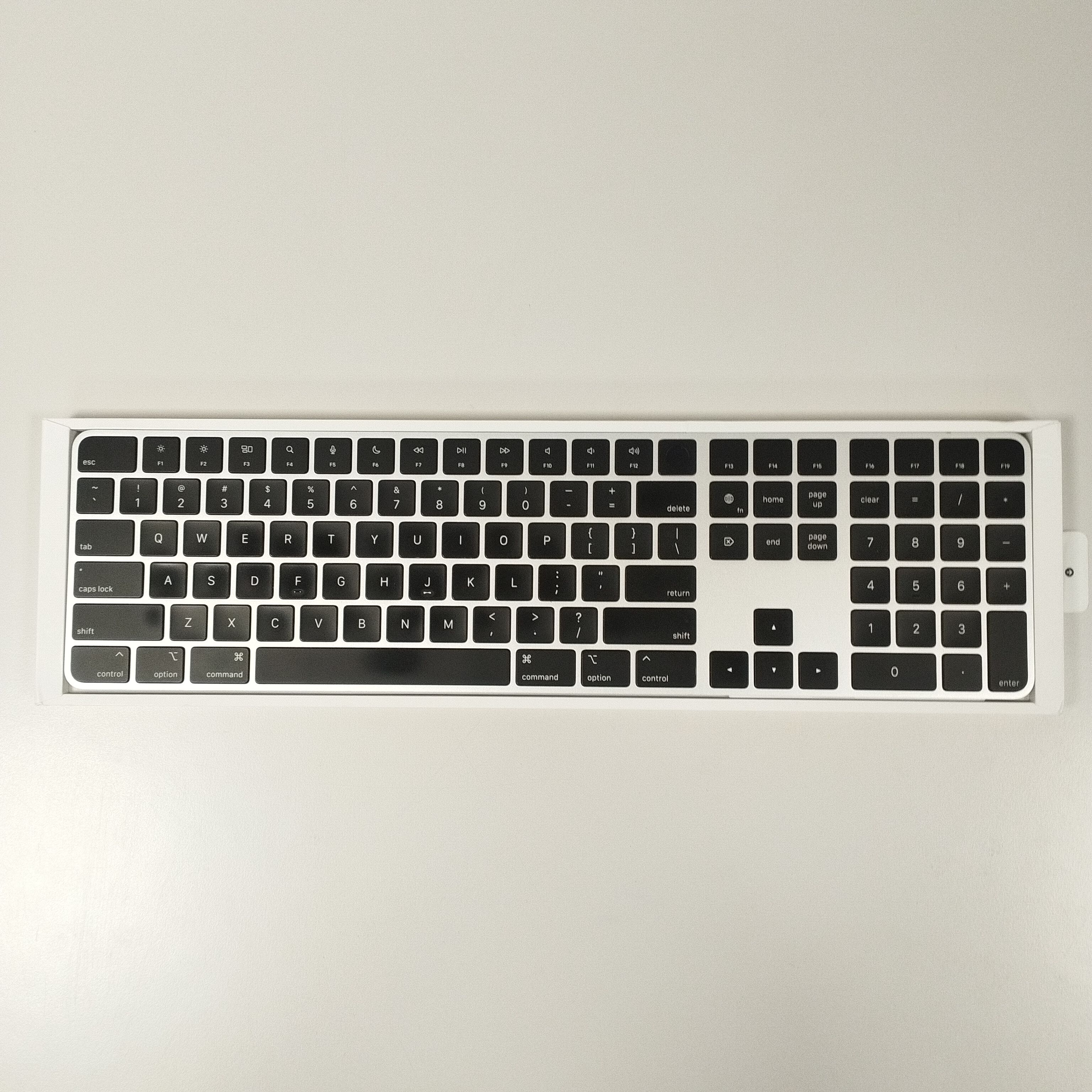 Voir photo 2 de Clavier Magic Keyboard Apple avec Touch ID (QWERTY) Clavier Magic Keyboard Apple avec Touch ID (QWERTY) Parfait état reconditionné photo 2