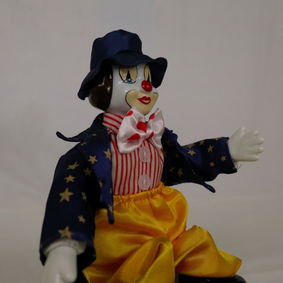 Voir photo 4 de Clown automate sur socle - Boite à musique - Poupée porcelaine Clown automate sur socle - Boite à musique - Poupée porcelaine Parfait état reconditionné photo 4