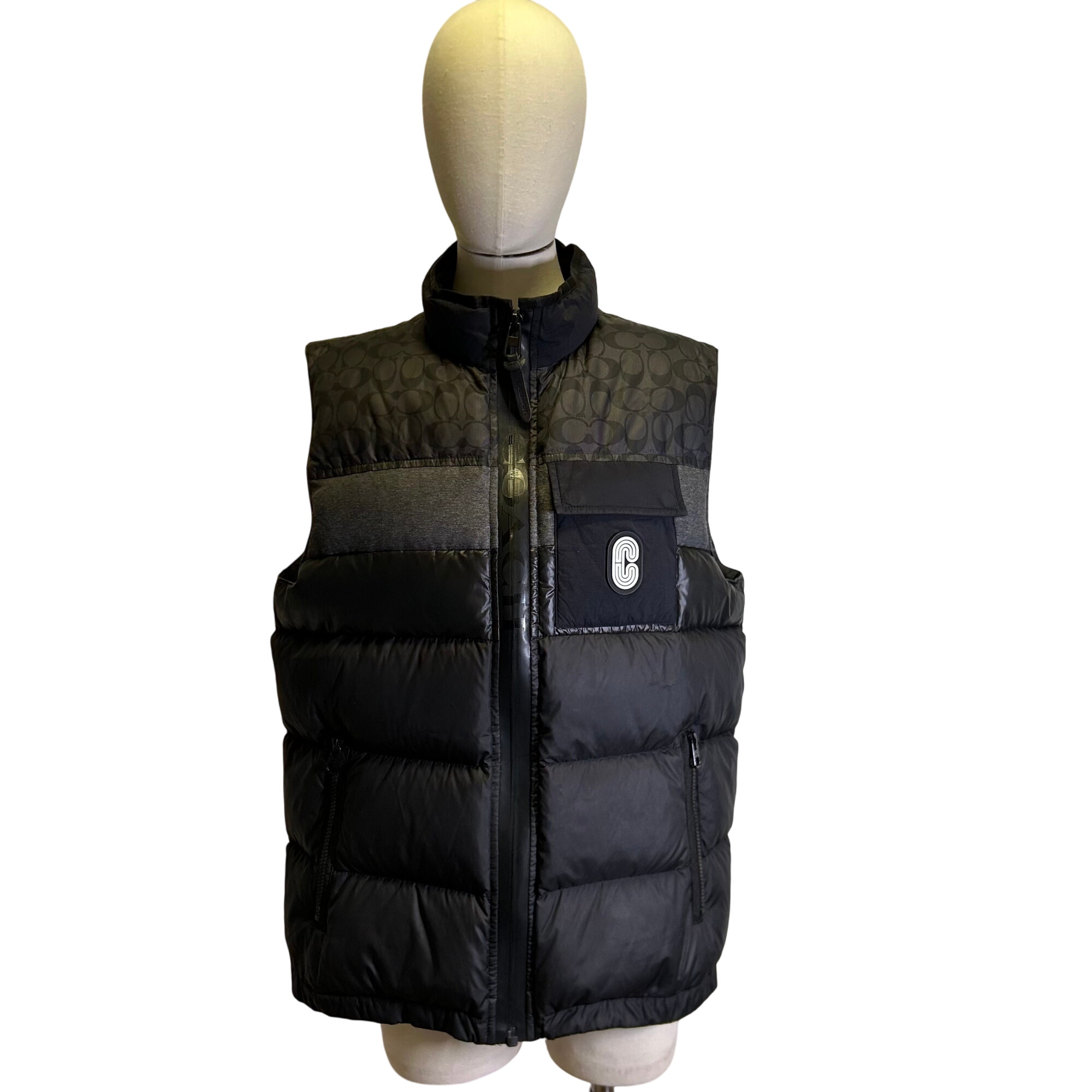 Coach - Doudoune sans manches - Polyester noir - Taille L Très bon état - 130,00 € Coach - Doudoune sans manches - Polyester noir - Taille L Très bon état reconditionné disponible sur Label Emmaüs