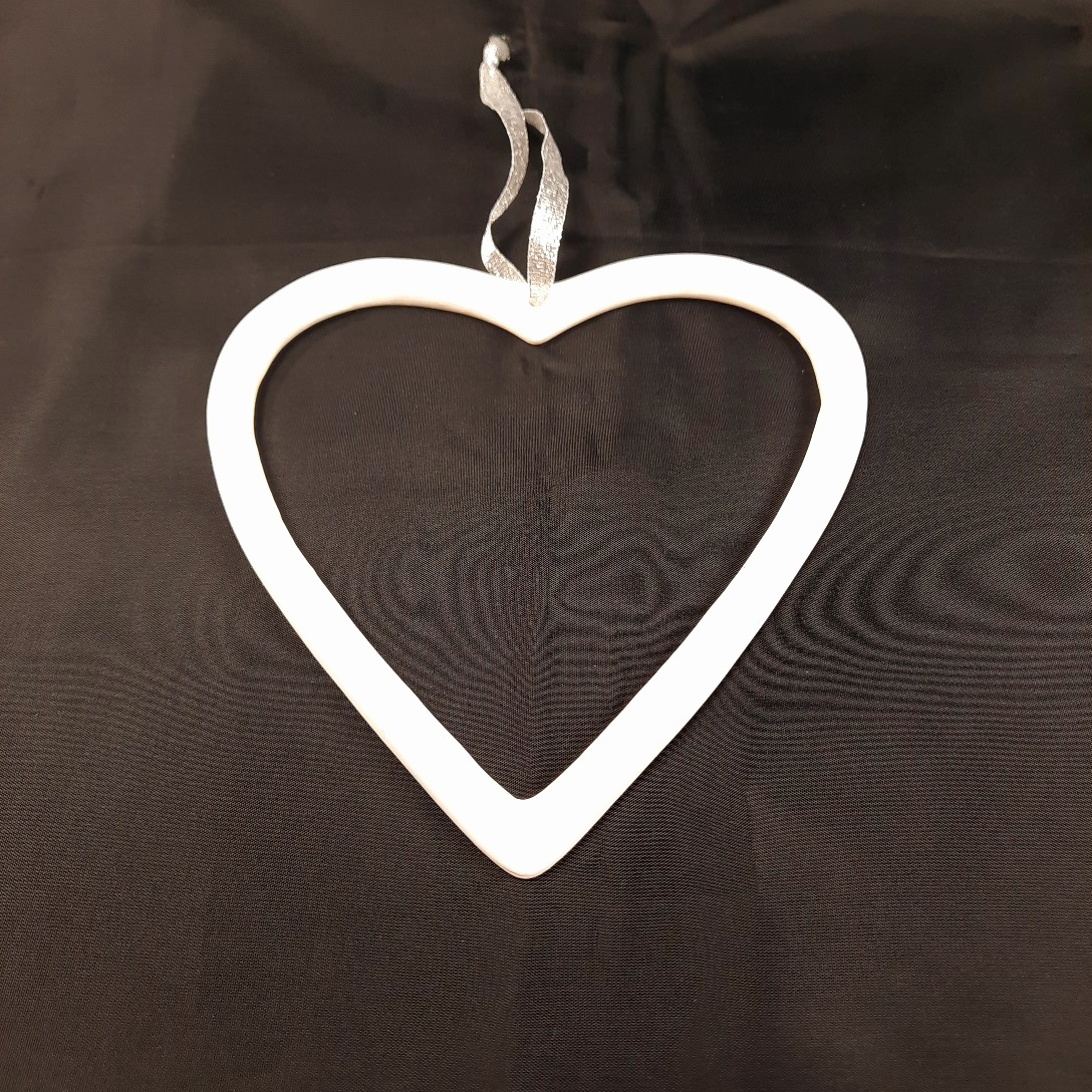 Acheter Coeur décoratif à suspendre en céramique Parfait état - 11,00 € Coeur décoratif à suspendre en céramique Parfait état reconditionné disponible sur Label Emmaüs