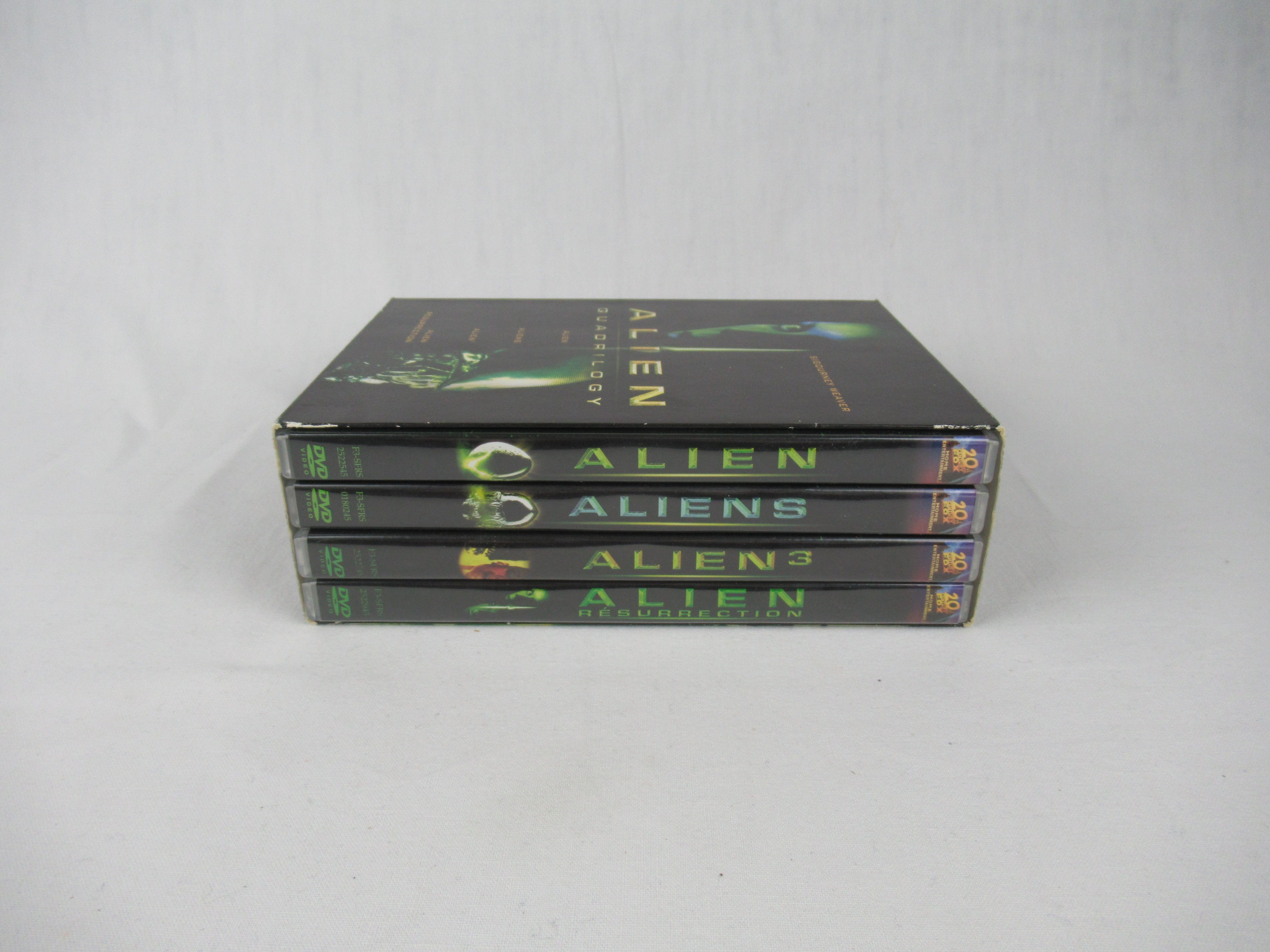 Voir photo 4 de Coffret 4 DVD Alien Quadrilogy Coffret 4 DVD Alien Quadrilogy Très bon état reconditionné photo 4