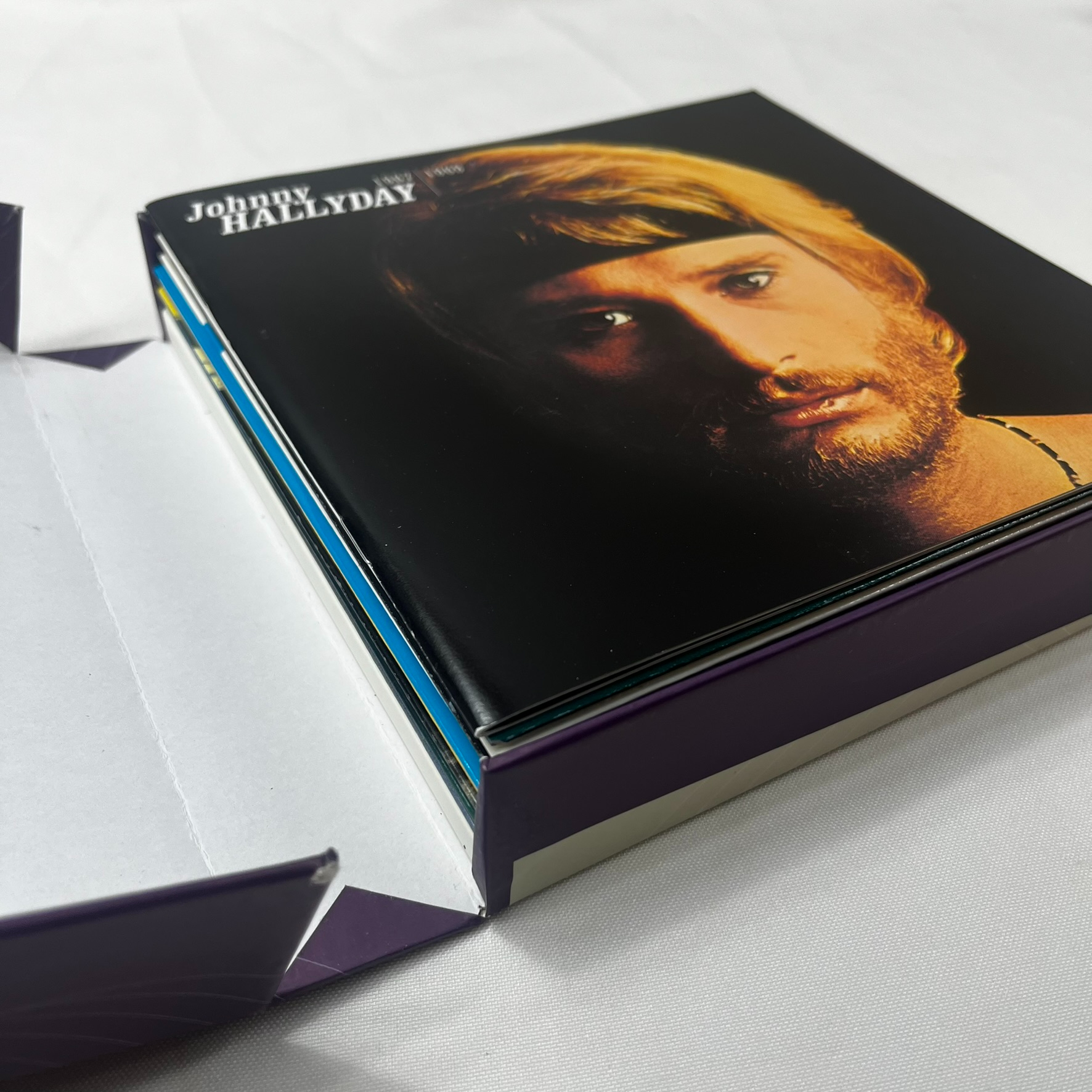 Voir photo 2 de Coffret 45 T Johnny Hallyday 1967/1969 Coffret 45 T Johnny Hallyday 1967/1969 Très bon état reconditionné photo 2