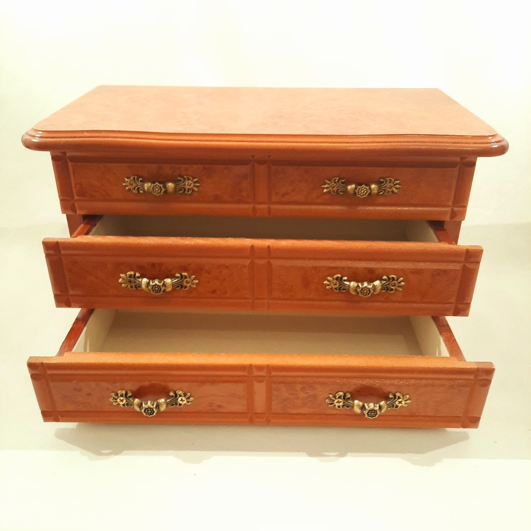 Voir photo 4 de Coffret à bijoux "commode" 3 tiroirs vintage Coffret à bijoux "commode" 3 tiroirs vintage Bon état reconditionné photo 4