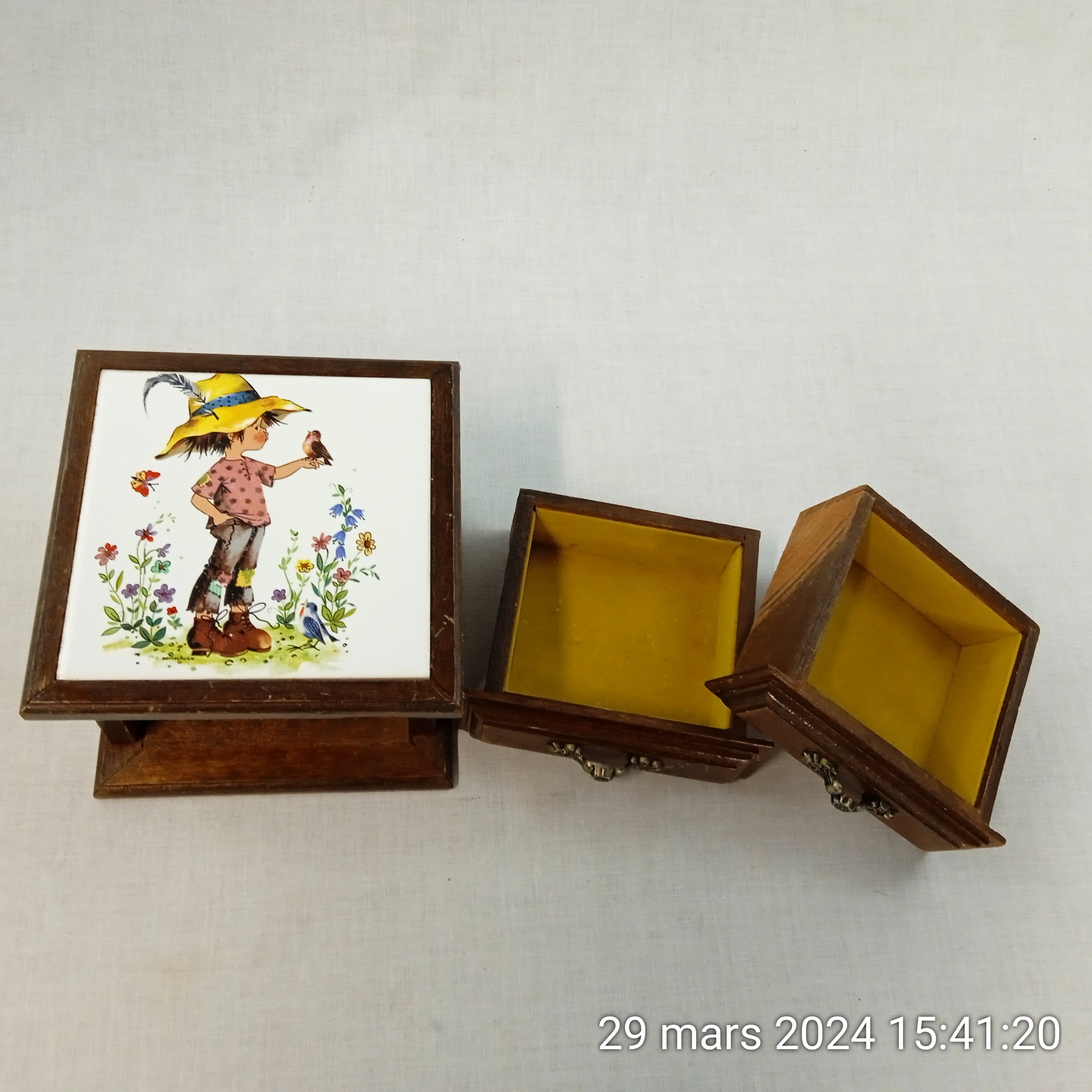 Voir photo 2 de Coffret à bijoux en bois vintage avec carreau céramique F.F. Coffret à bijoux en bois vintage avec carreau céramique F.F. Bon état reconditionné photo 2