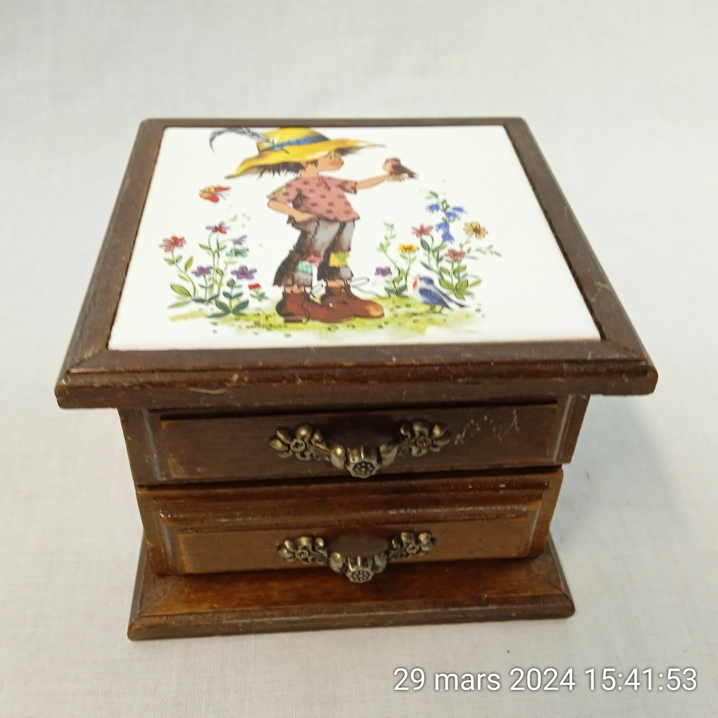 Voir photo 3 de Coffret à bijoux en bois vintage avec carreau céramique F.F. Coffret à bijoux en bois vintage avec carreau céramique F.F. Bon état reconditionné photo 3