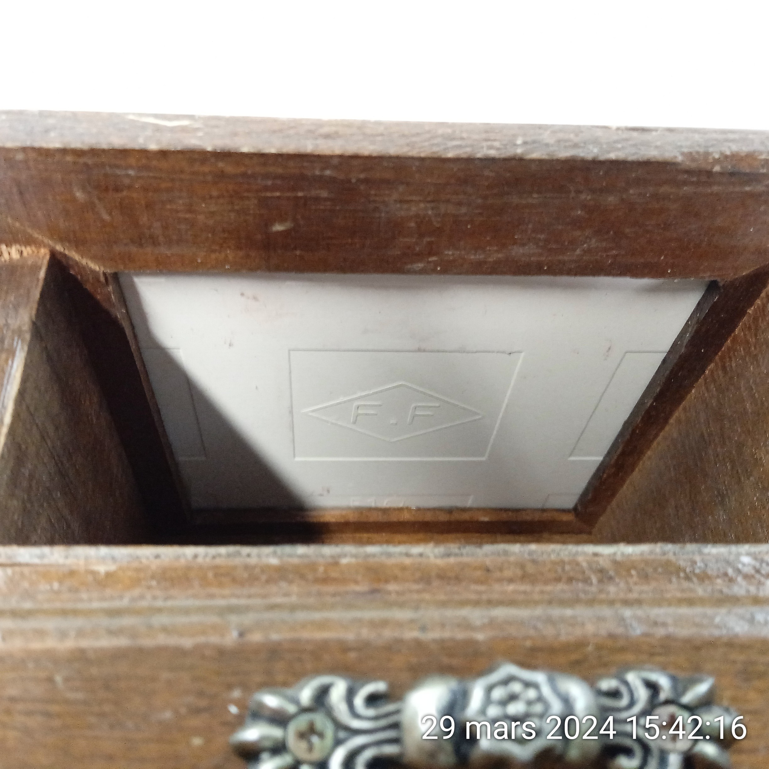 Voir photo 5 de Coffret à bijoux en bois vintage avec carreau céramique F.F. Coffret à bijoux en bois vintage avec carreau céramique F.F. Bon état reconditionné photo 5