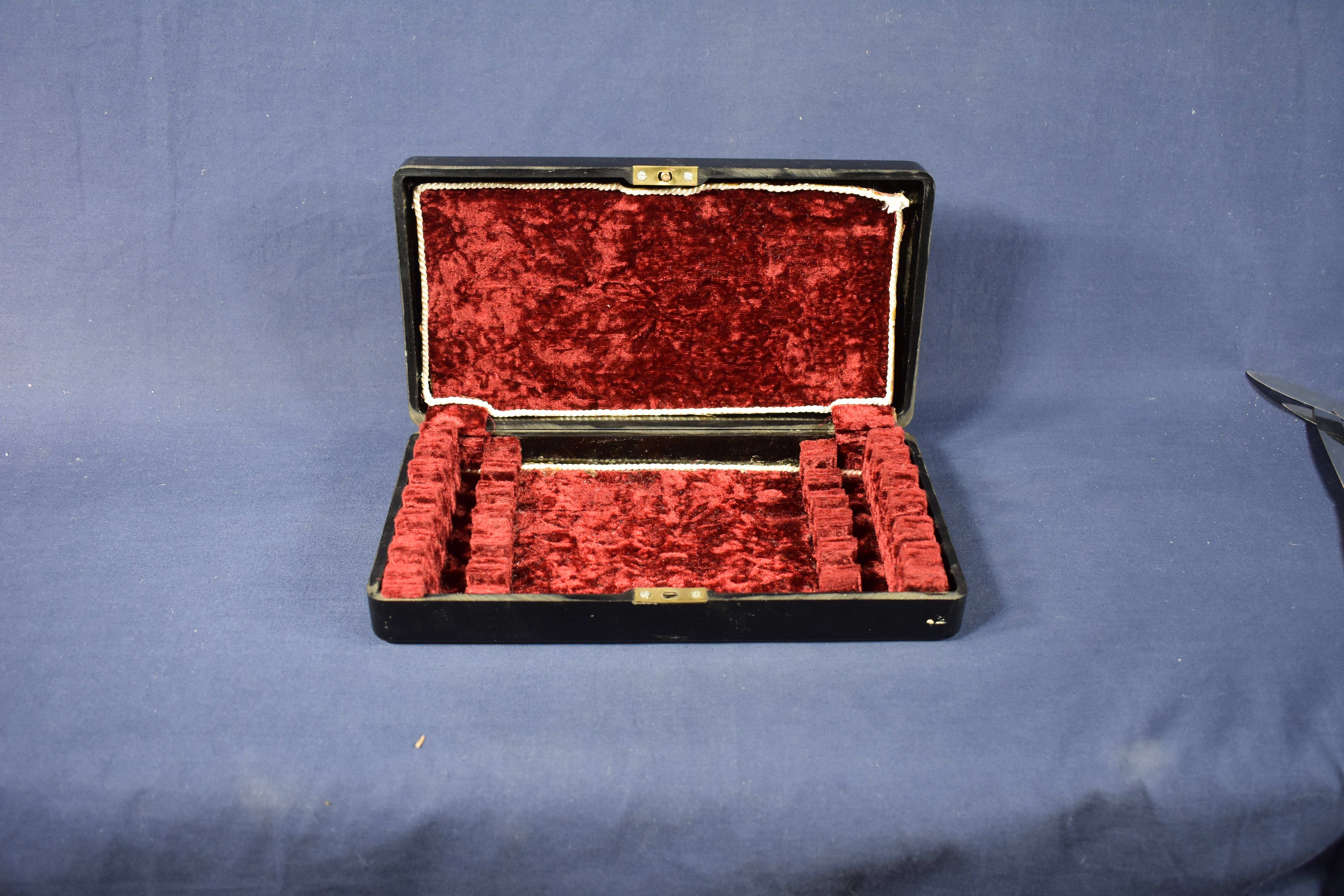 Voir photo 7 de Coffret ancien comportant 11 couteaux de table et 12 couteaux à dessert, manche corne ou résine, lames inox. Hauteur 6, largeur 13 et longueur 26 cm. Coffret ancien comportant 11 couteaux de table et 12 couteaux à dessert, manche corne ou résine, lames inox. Hauteur 6, largeur 13 et longueur 26 cm. Bon état reconditionné photo 7