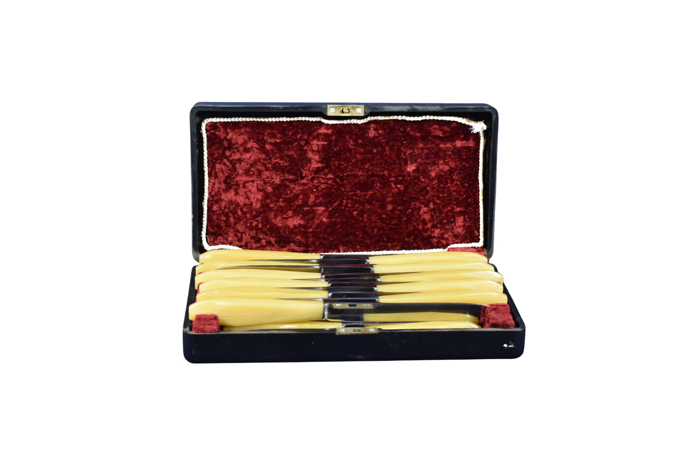 Coffret ancien comportant 11 couteaux de table et 12 couteaux à dessert, manche corne ou résine, lames inox. Hauteur 6, largeur 13 et longueur 26 cm. Bon état - 32,00 € Coffret ancien comportant 11 couteaux de table et 12 couteaux à dessert, manche corne ou résine, lames inox. Hauteur 6, largeur 13 et longueur 26 cm. Bon état reconditionné disponible sur Label Emmaüs