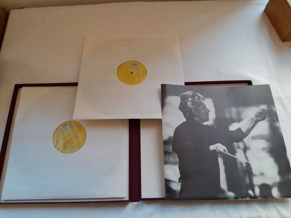 Voir photo 3 de Coffret Beethoven 8ème et 9ème symphonie interprétée par le philarmonique de Berlin, dirigé par Herbert Von Karajan Coffret Beethoven 8ème et 9ème symphonie interprétée par le philarmonique de Berlin, dirigé par Herbert Von Karajan reconditionné photo 3