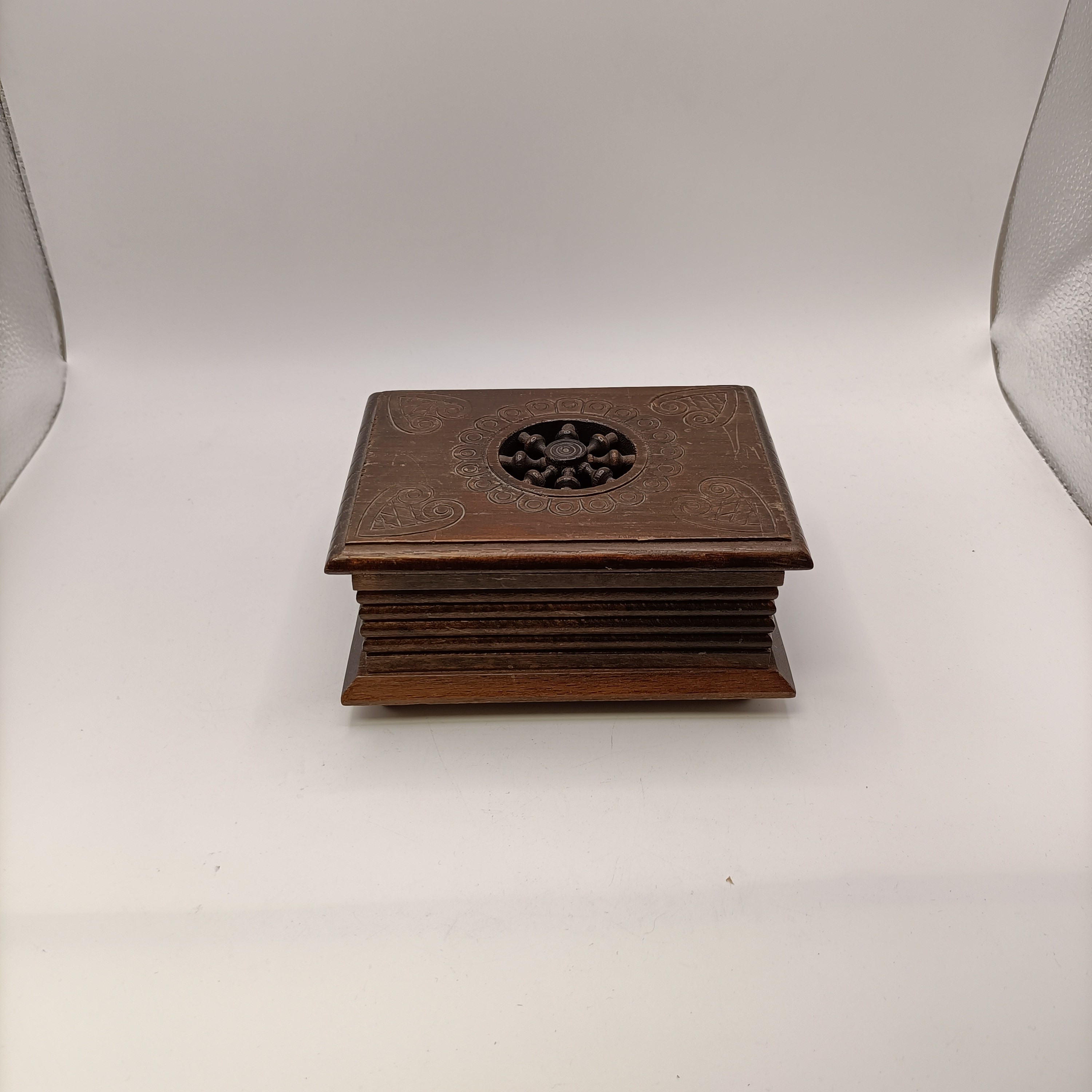 Voir photo 2 de Coffret boîte à bijoux en bois sculpté ajouré vintage rangement déco Coffret boîte à bijoux en bois sculpté ajouré vintage rangement déco reconditionné photo 2