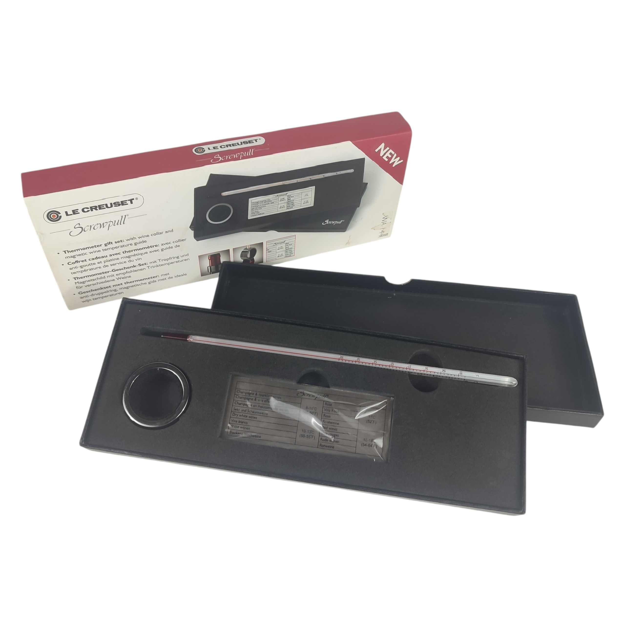 Coffret cadeau pour le vin - Thermomètre, collier anti-goutte et platine magnétique - Marque Screwpull - Coffret fait par Le Creuset - 13,00 € Coffret cadeau pour le vin - Thermomètre, collier anti-goutte et platine magnétique - Marque Screwpull - Coffret fait par Le Creuset reconditionné disponible sur Label Emmaüs