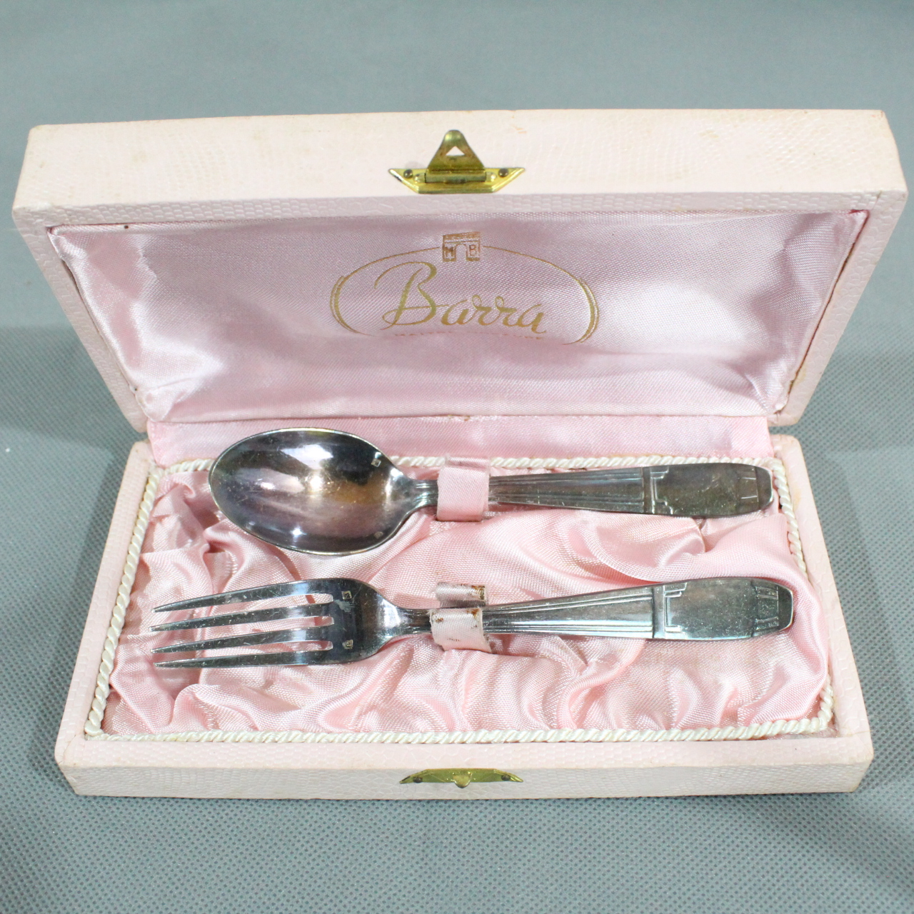 Coffret cuillère et fourchette enfants en métal argenté Bon état - 20,00 € Coffret cuillère et fourchette enfants en métal argenté Bon état reconditionné disponible sur Label Emmaüs