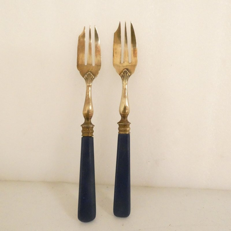 Voir photo 3 de Coffret de 11 anciennes fourchettes à gâteau en métal doré et manches en bakélite bleue Coffret de 11 anciennes fourchettes à gâteau en métal doré et manches en bakélite bleue Bon état reconditionné photo 3